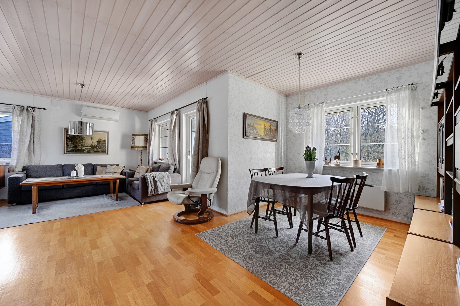 Boligens naturlige samlingspunkt er den lyse og store stuen med peisovn Galleribilde