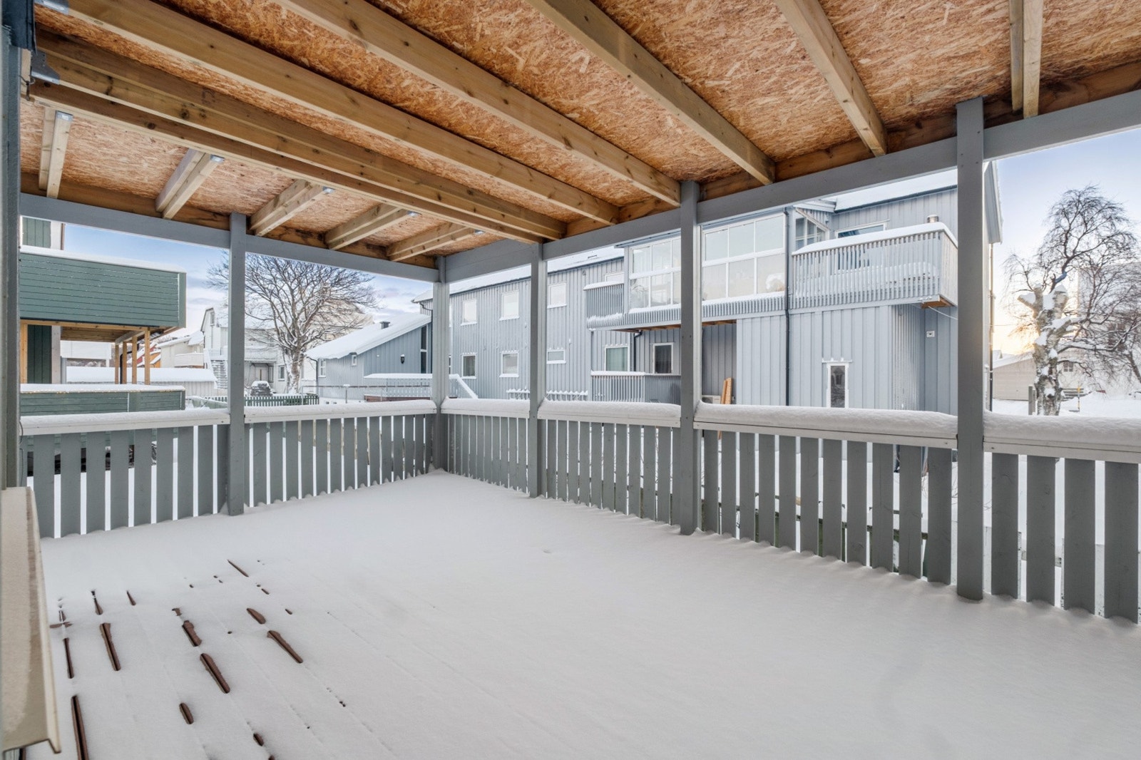 Overbygd terrasse med god plass til tilhørende møblement som sittegruppe og grill. Galleribilde