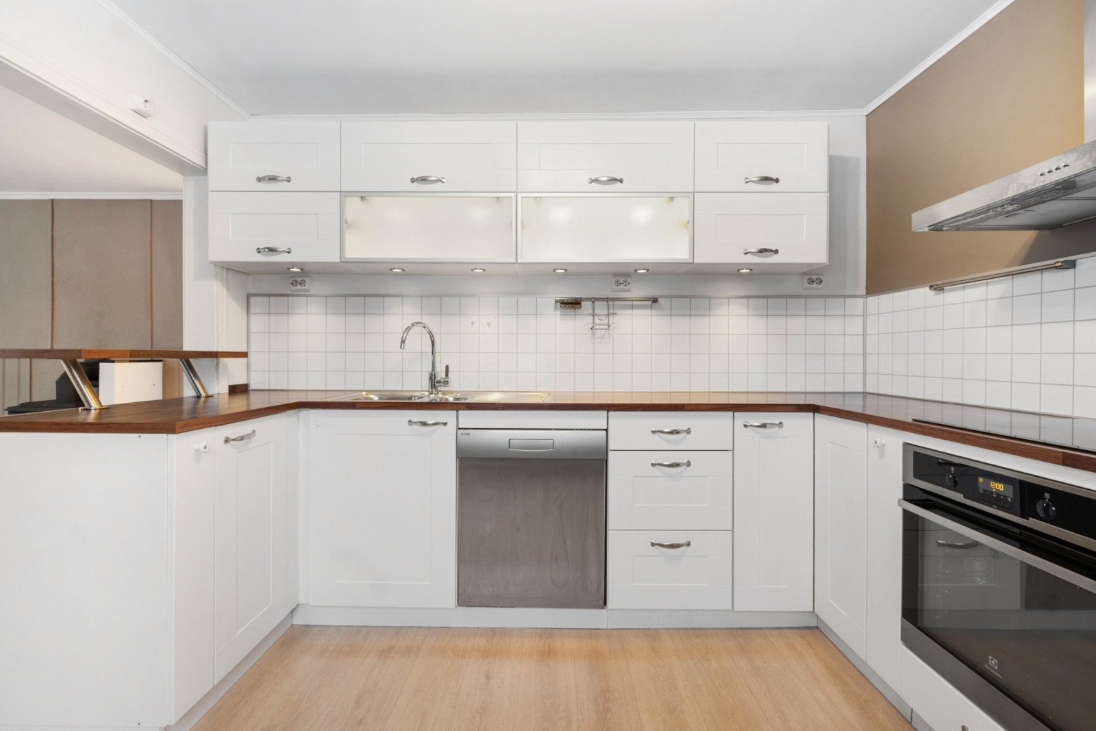 Kjøkkenet har benkeplate av laminat og hvite kjøkkenfronter. Galleribilde