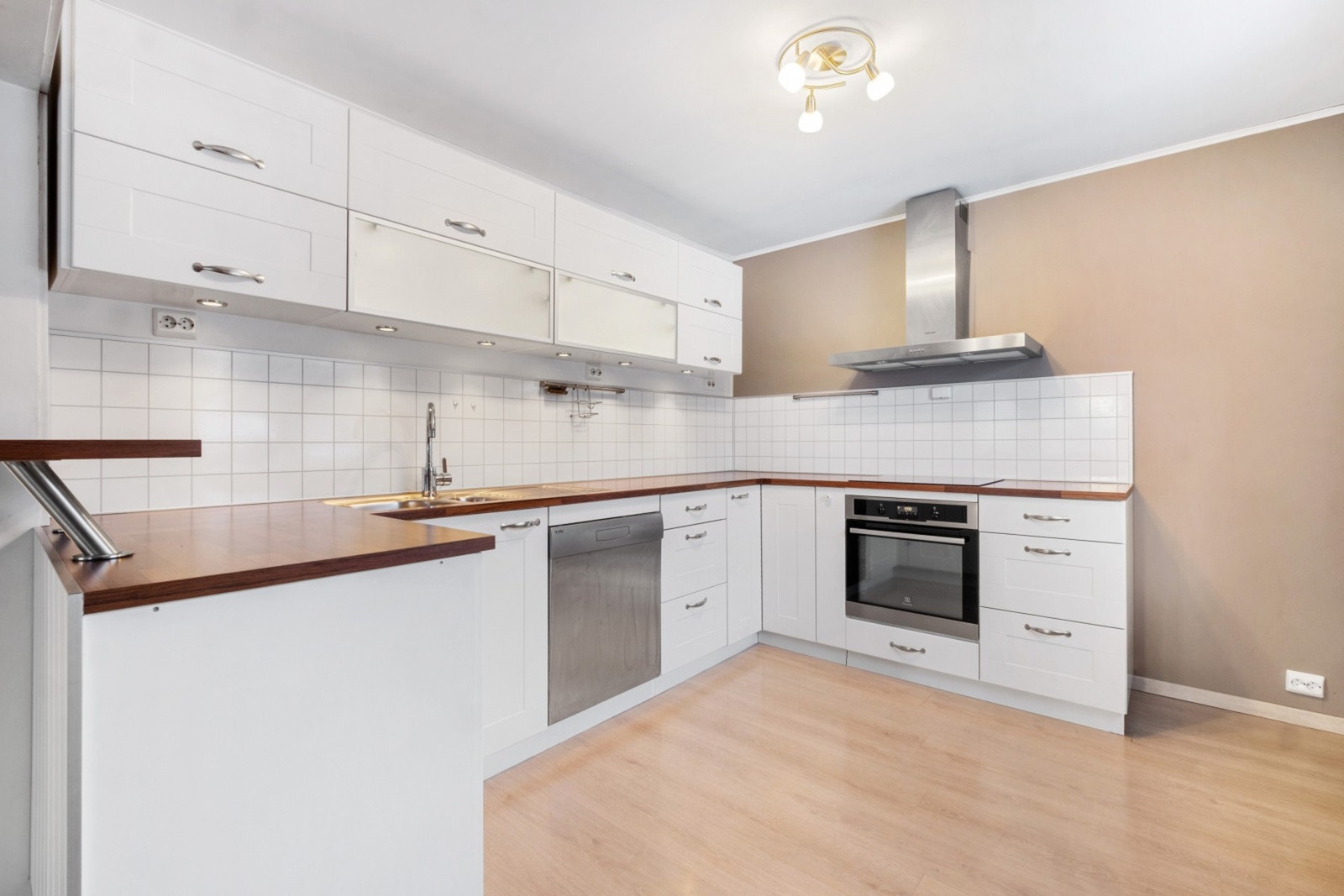 Godt utbygget kjøkken med god skap- og benkeplass. Galleribilde