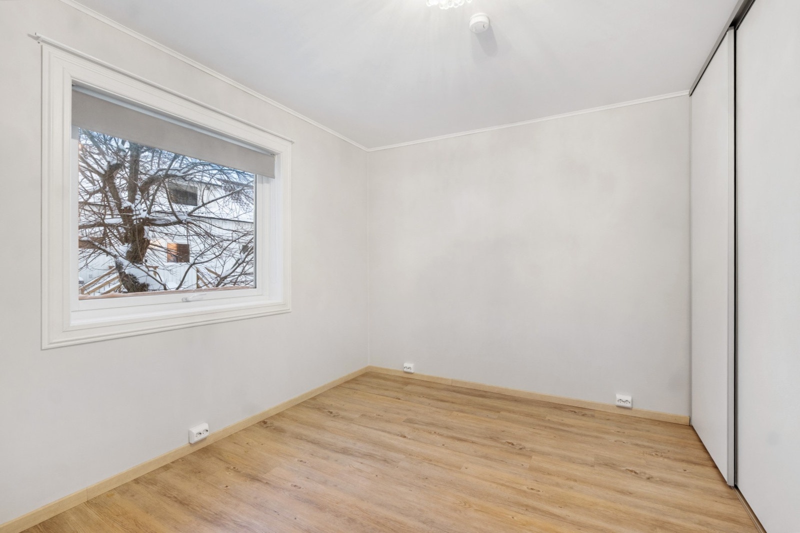 Soverom 1 har god plass til dobbeltseng og tilhørende møblement. Galleribilde