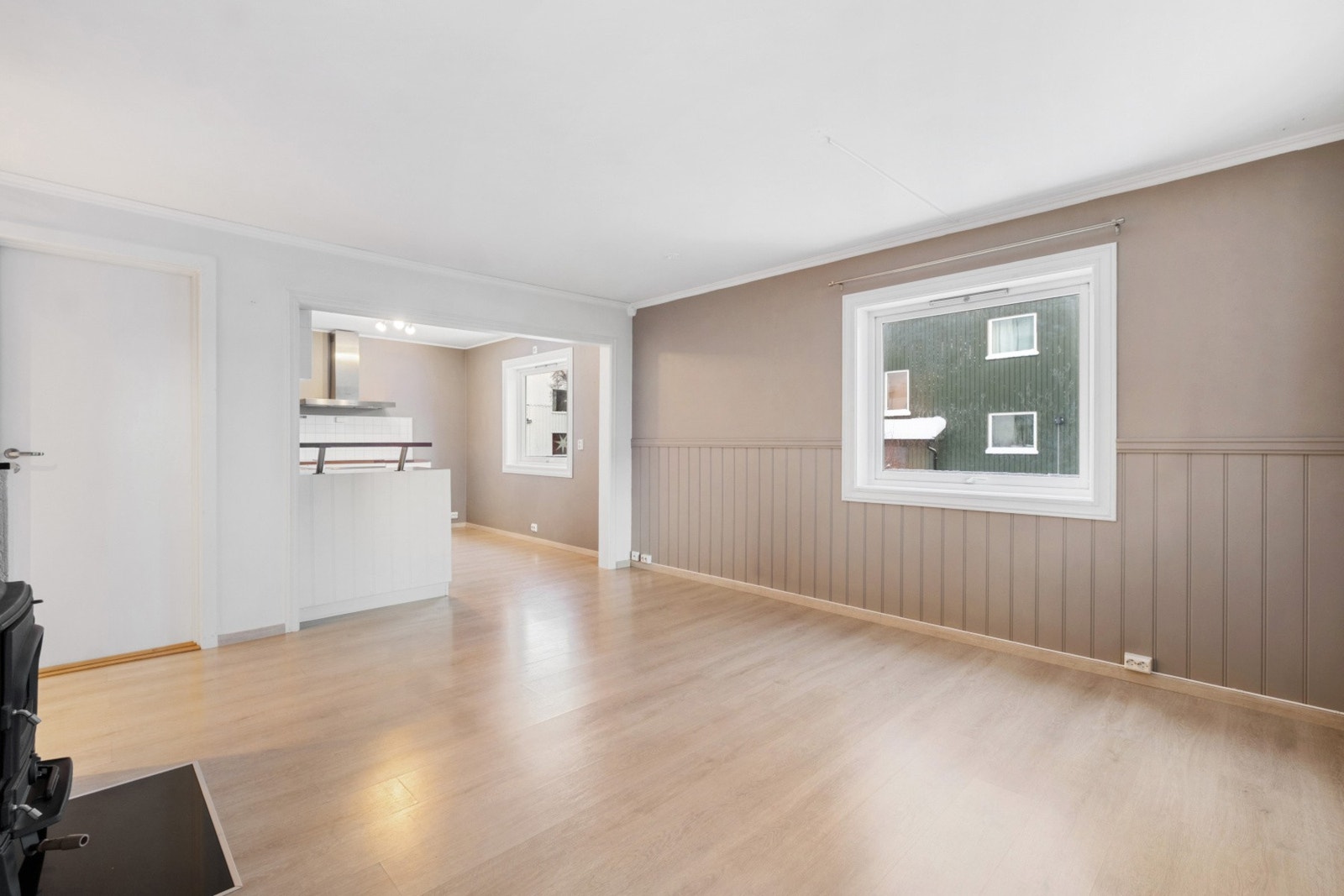 Romslig stue med god plass til sofagruppe og spisestue. Galleribilde