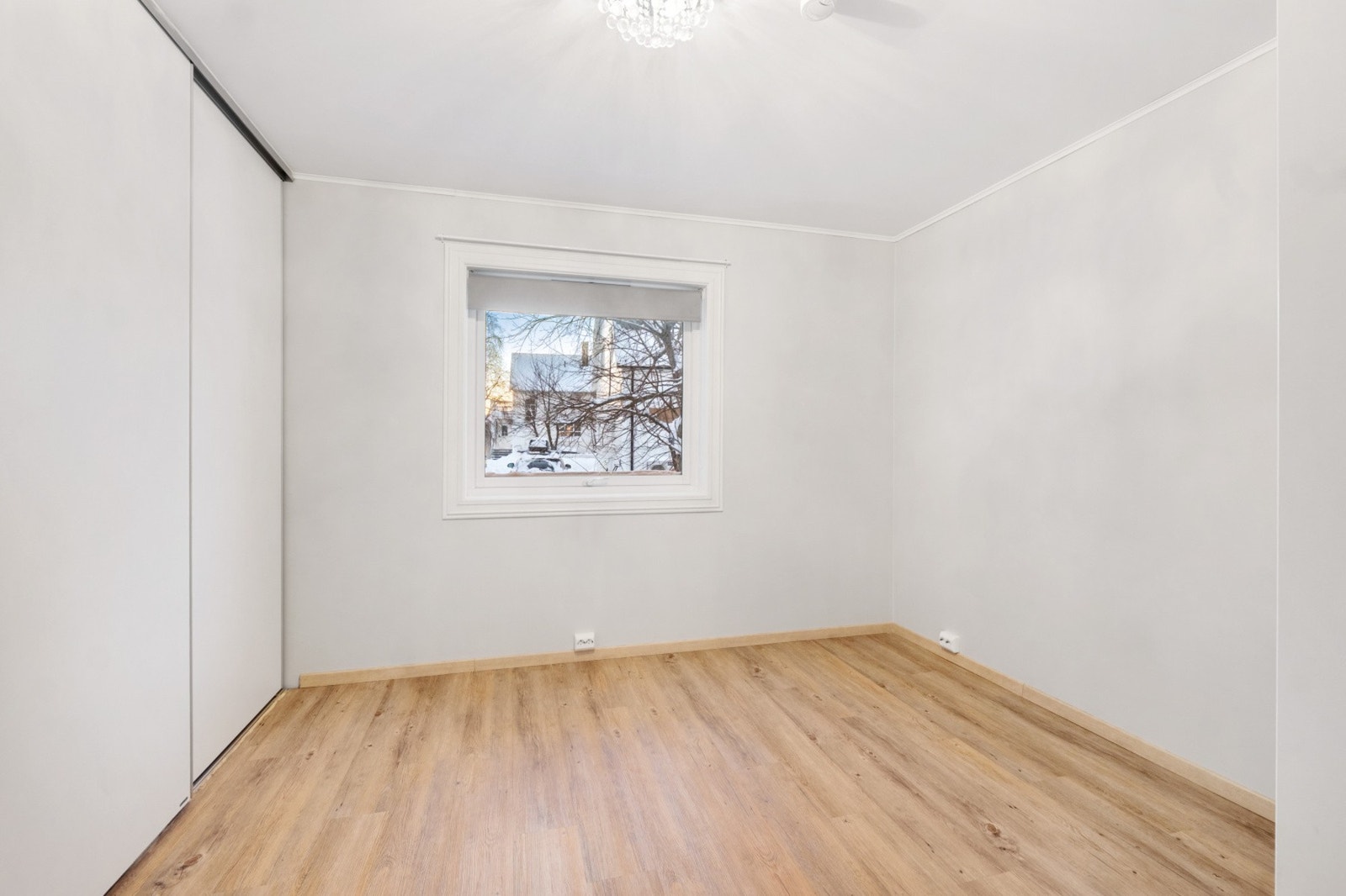 Soverom 1 med skyvedørsgarderobe. Galleribilde