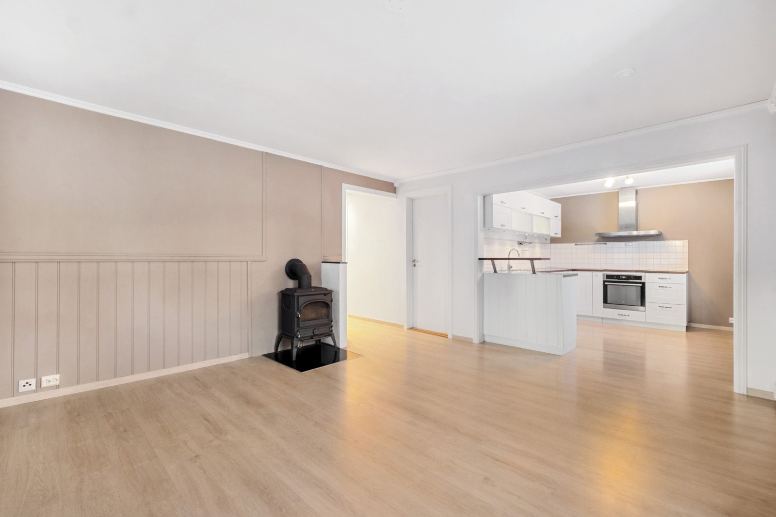 Vedfyring som gir god varme og kos på kalde vinterdager. Galleribilde