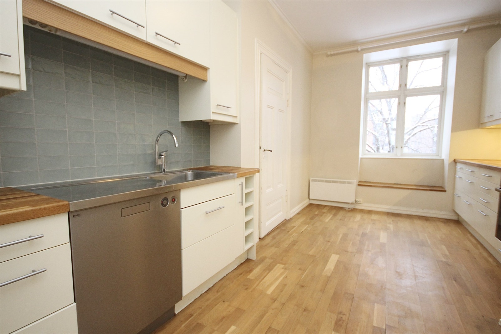 Separat kjøkken med plass til liten spisegruppe. Galleribilde