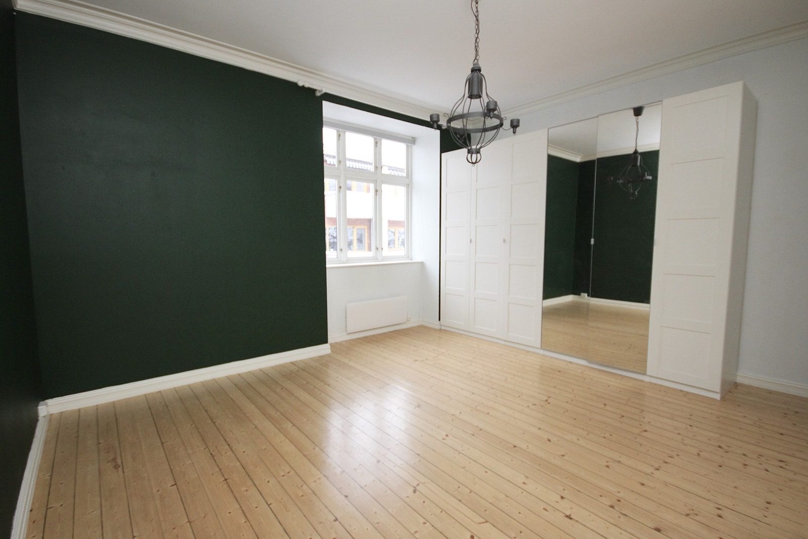 Soverom 2 med plass til dobbeltseng. Garderobeskap medfølger. Galleribilde