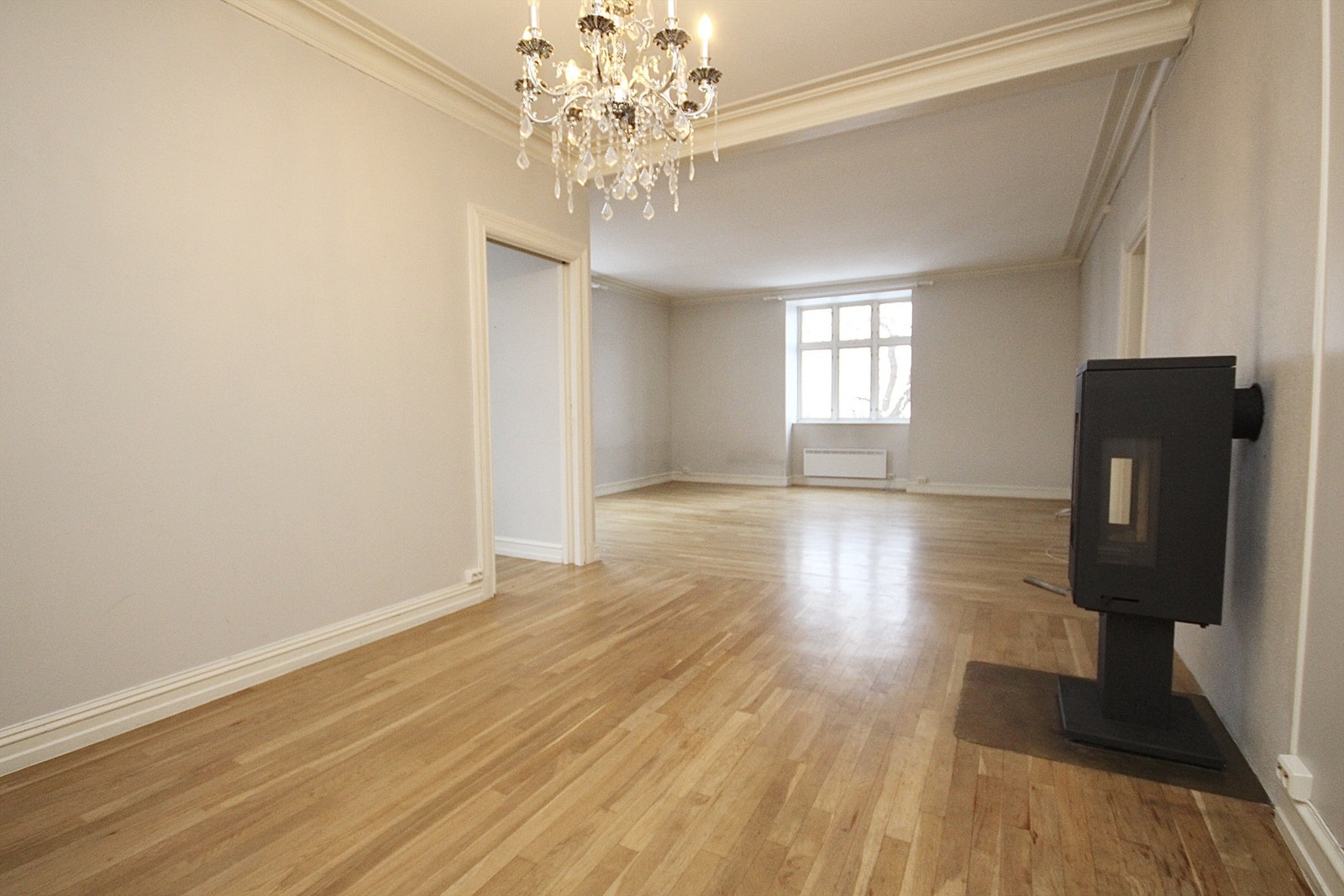 En lys og stor leilighet I 3.etasje i historisk og ærverdig gård. Galleribilde