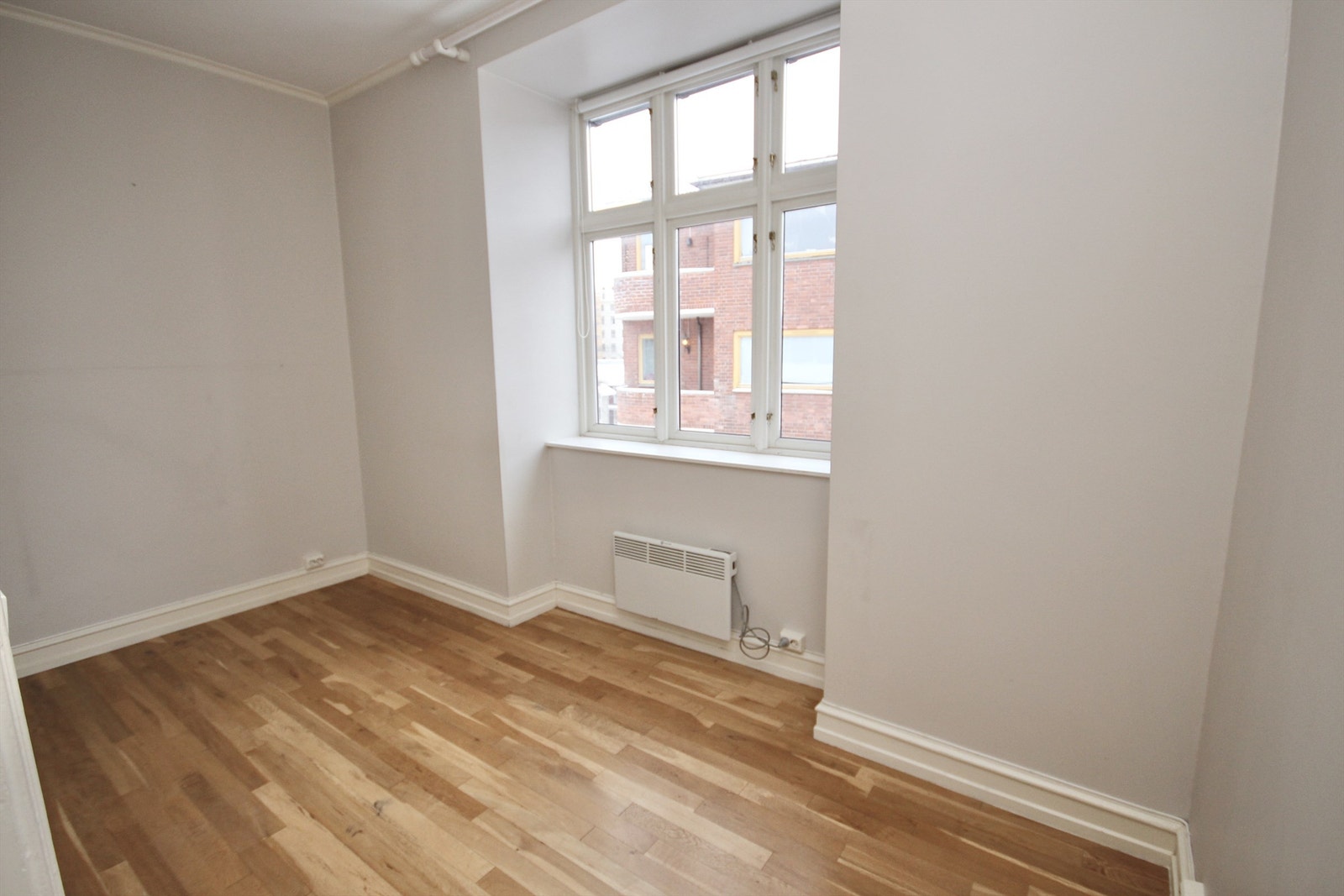 Kontor med inngang fra spisestue. Galleribilde