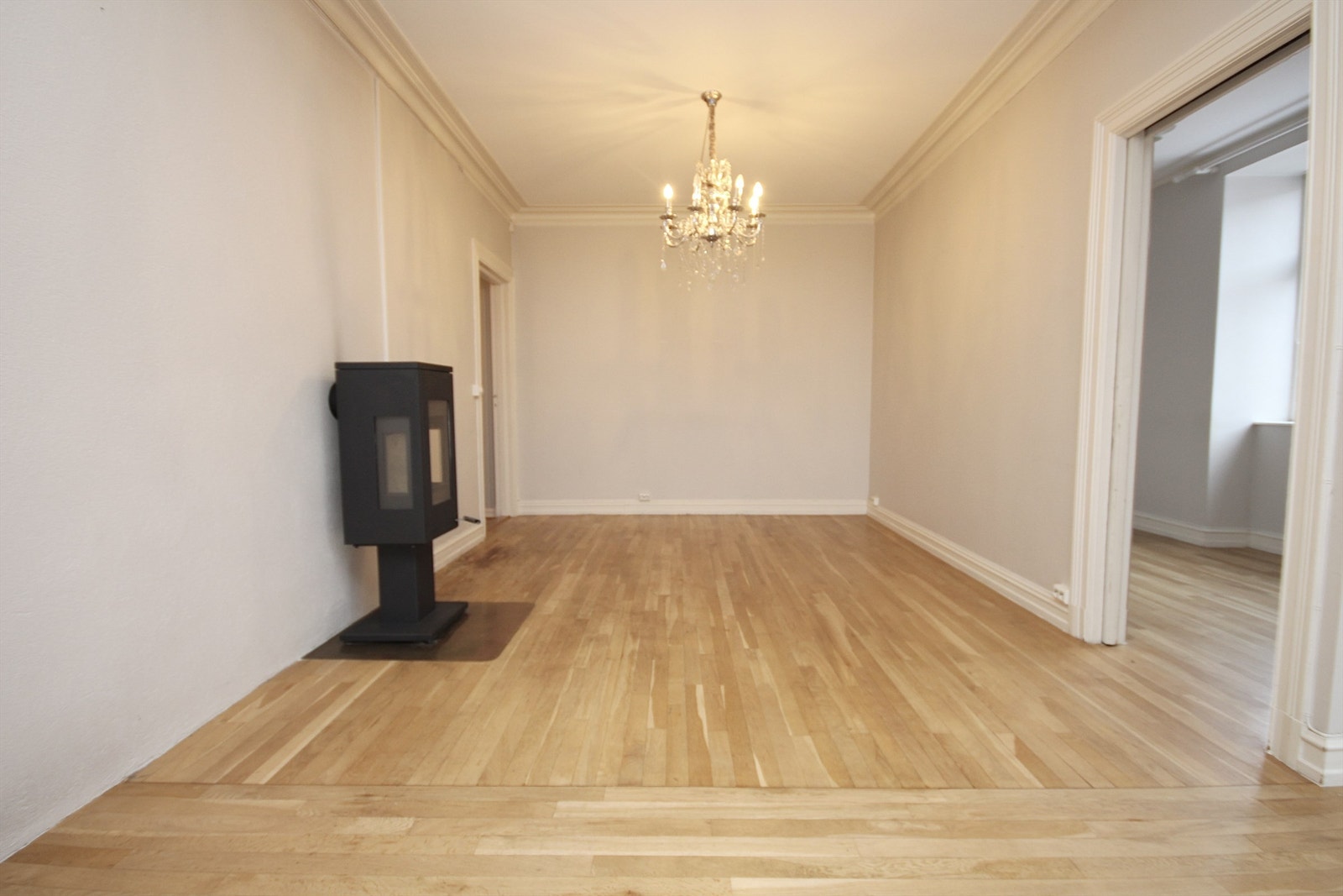 Perfekt sone for spisestue. Peis som varmer godt. Galleribilde