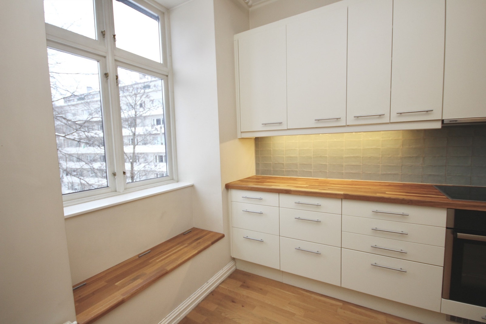 Plassbygd benk med oppbevaring på kjøkkenet. Galleribilde