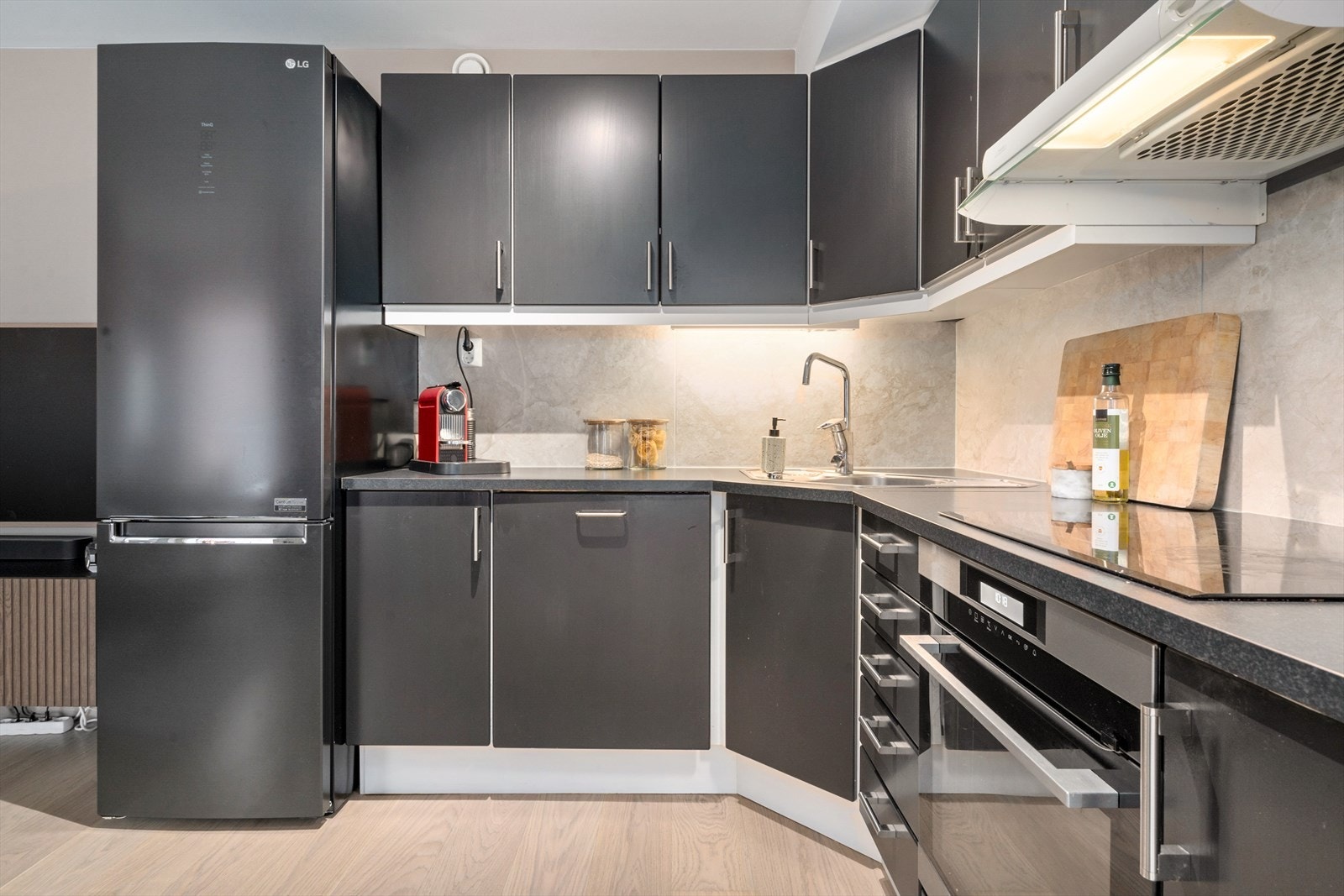 Praktisk arbeidsflate og god benkeplass - kjøkkenet er lagt opp for effektiv matlaging. Galleribilde