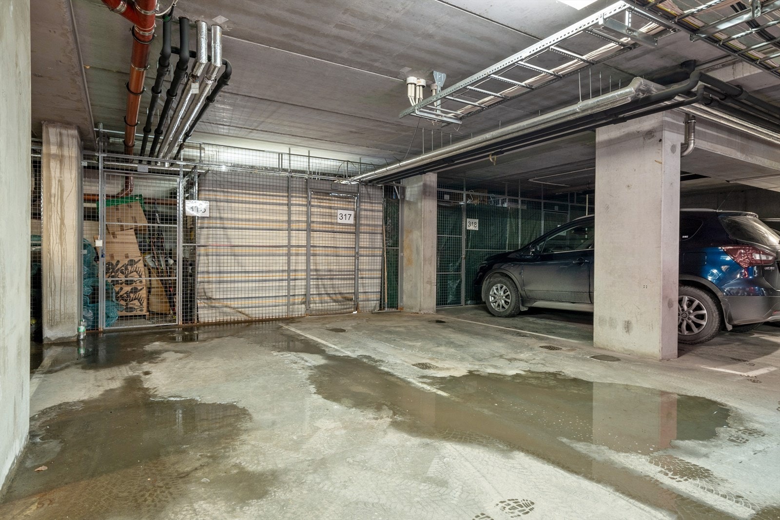 Garasjeanlegg i kjeller - oversiktlige fellesarealer og enkel adkomst. Galleribilde