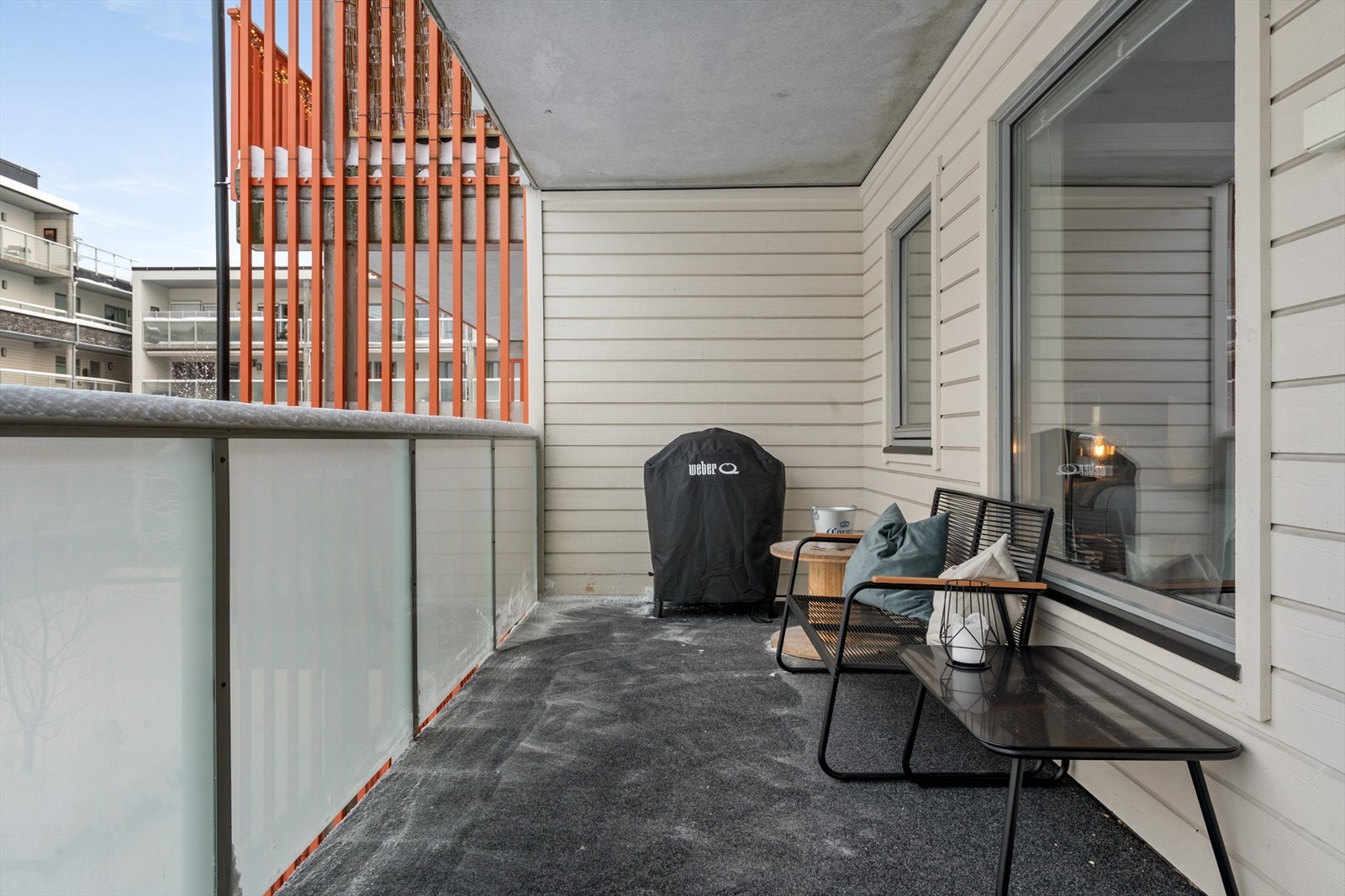 Stor balkong med god plass til sittegruppe - her får du en ekstra "ute-stue" store deler av året. Galleribilde