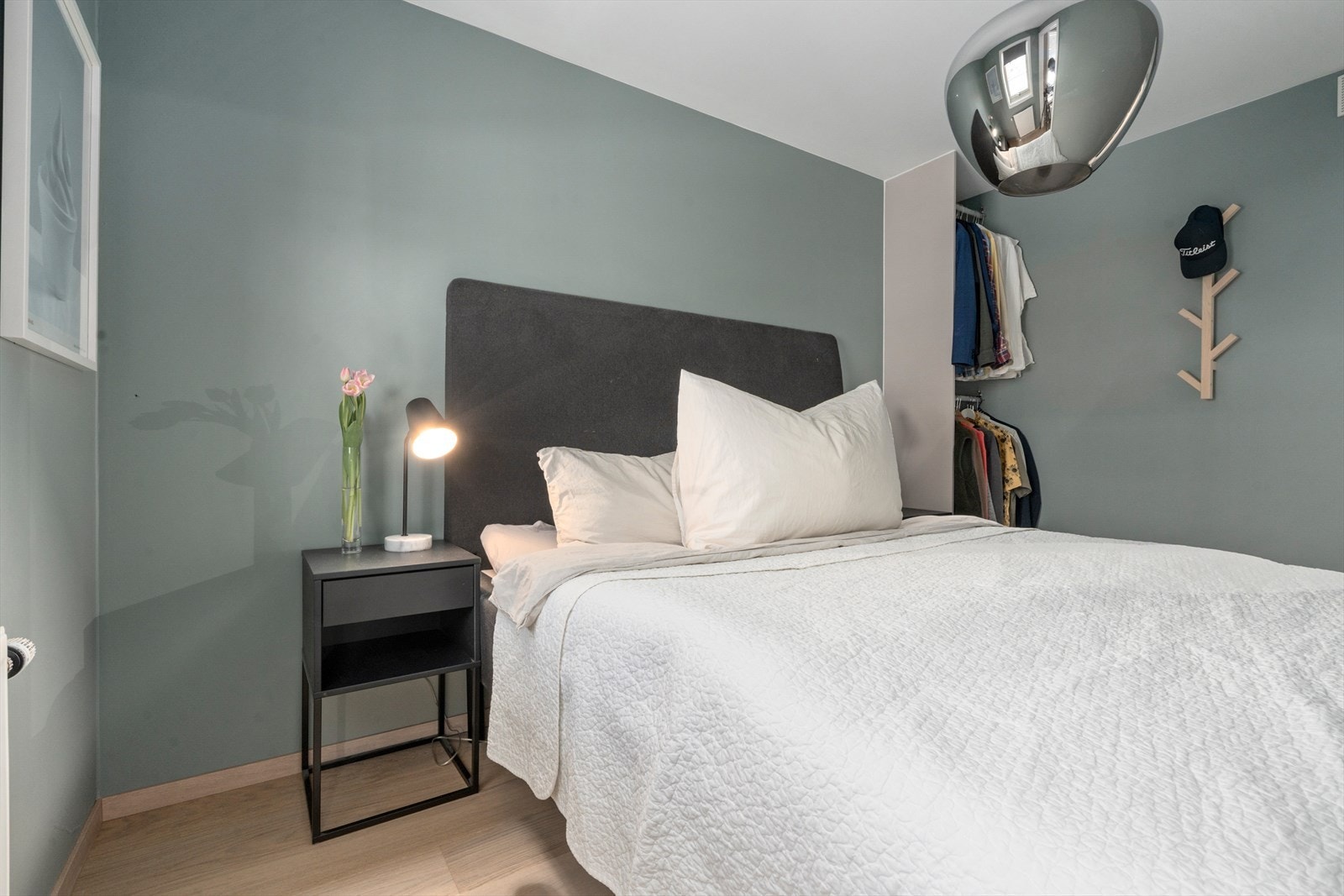 Rolig og lun soveromsstemning - lett å gjøre dette til en skikkelig "retreat". Galleribilde