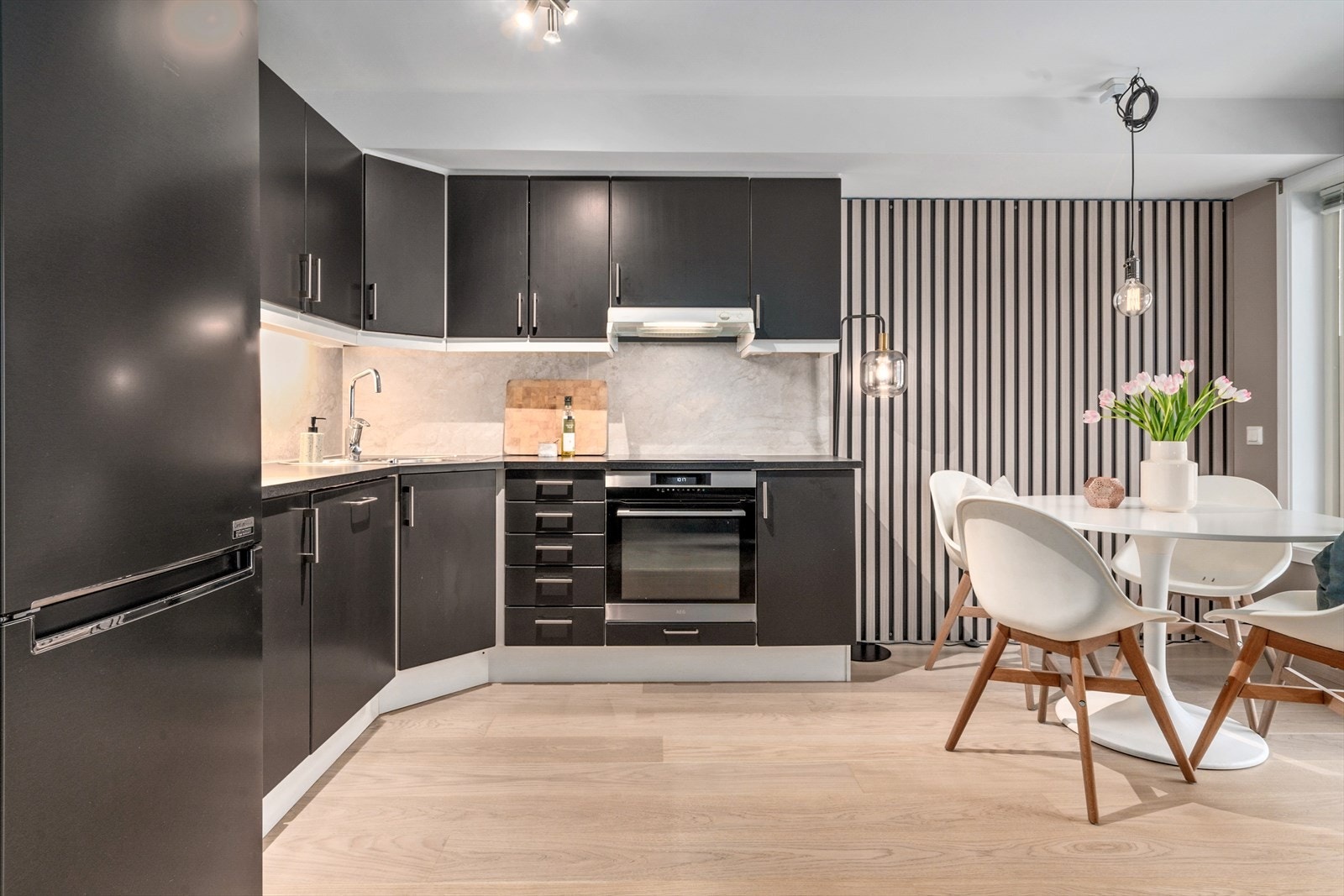 Kjøkken/spiseplass sett fra en annen vinkel - lett å se hvordan rommet kan møbleres. Galleribilde