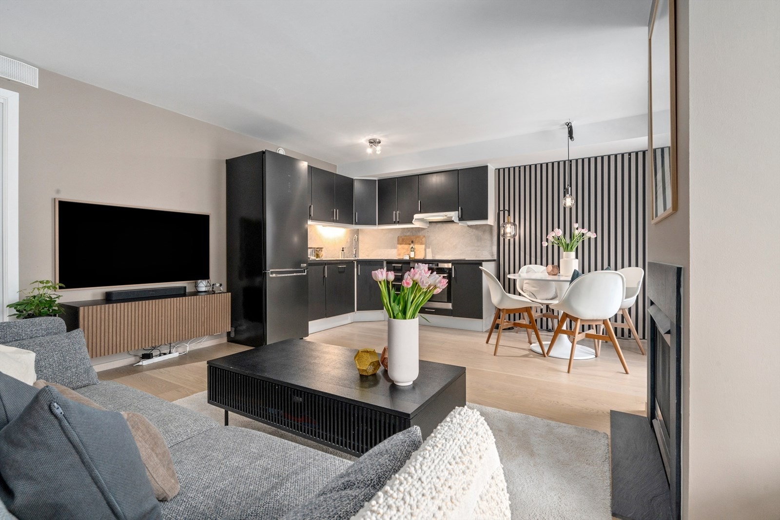 Helhetlig stue med fine soner for både TV-stue og spiseplass. Galleribilde