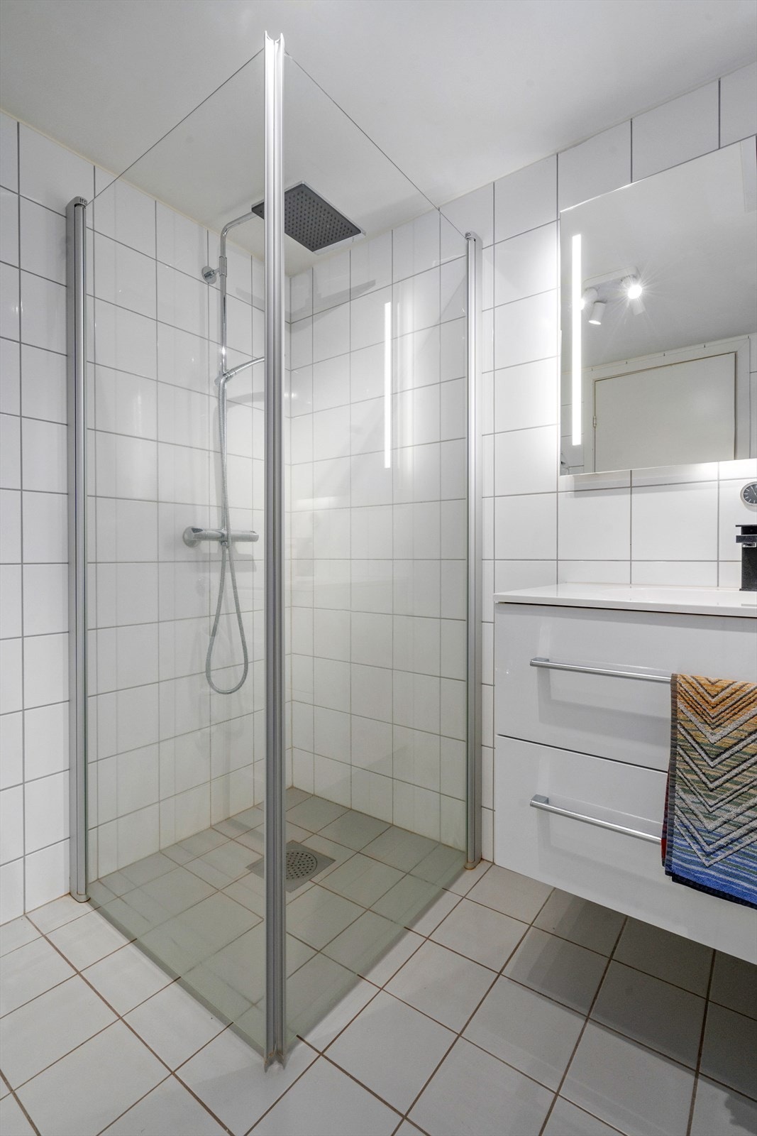 Dusjnisje med glassvegger - ryddig og moderne løsning. Galleribilde