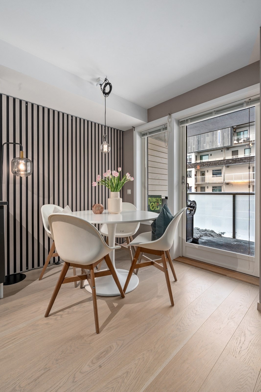 Spisestue med god flyt mot kjøkken og stue - praktisk planløsning for selskap. Galleribilde