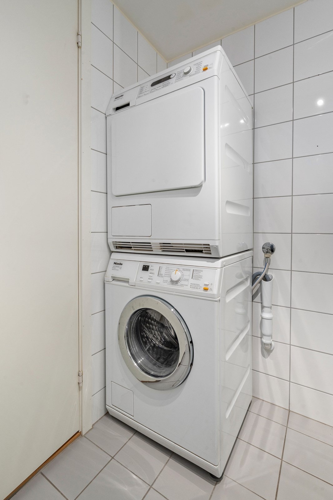 Egen vaskesone med opplegg for vaskemaskin - praktisk i hverdagen. Galleribilde