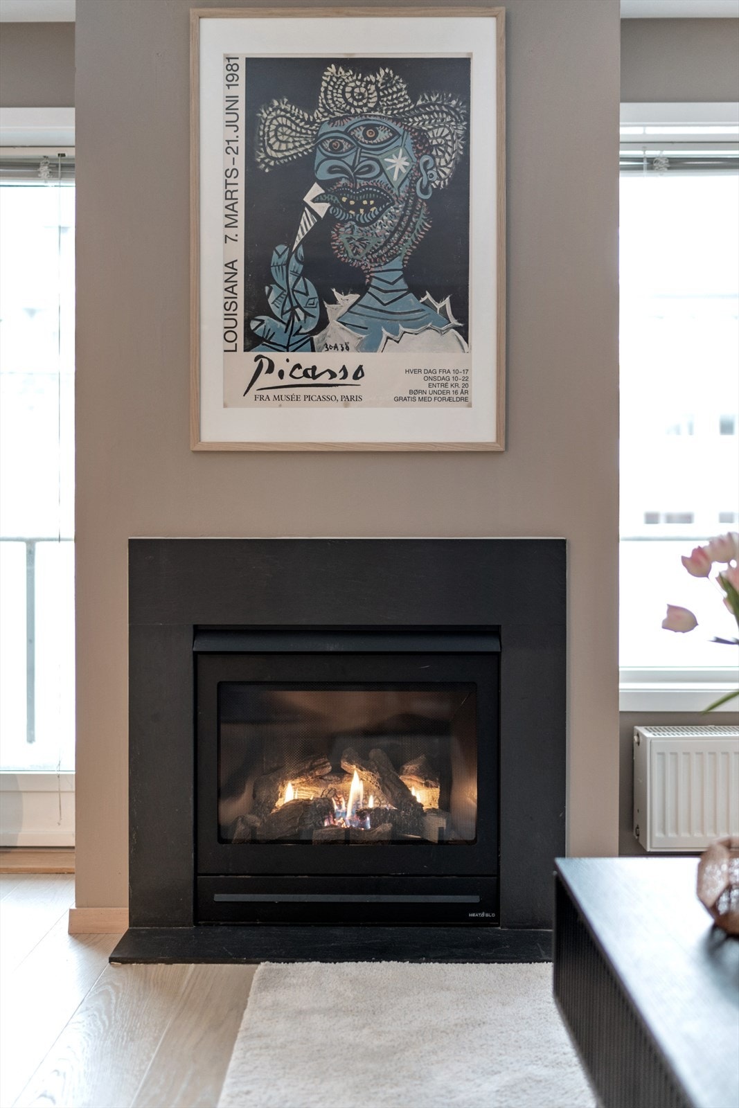 Peisområdet gir rommet karakter - en lun detalj som løfter atmosfæren. Galleribilde