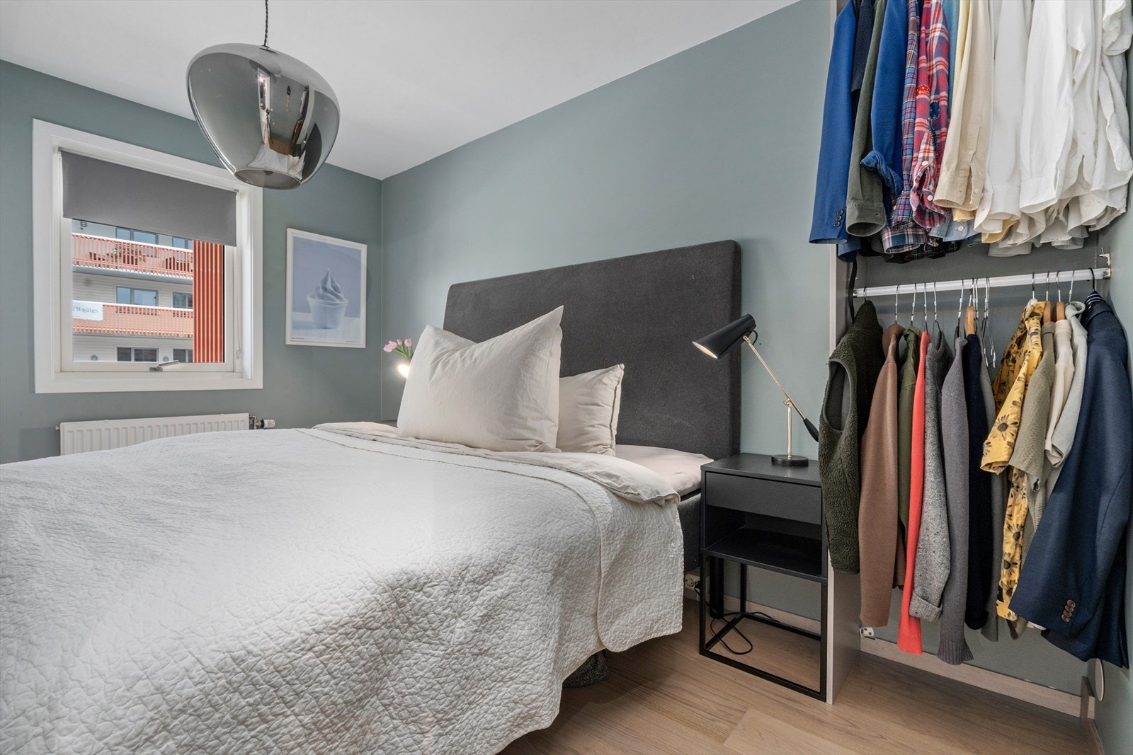Soverom med behagelig fargevalg og god plass til dobbeltseng. Galleribilde