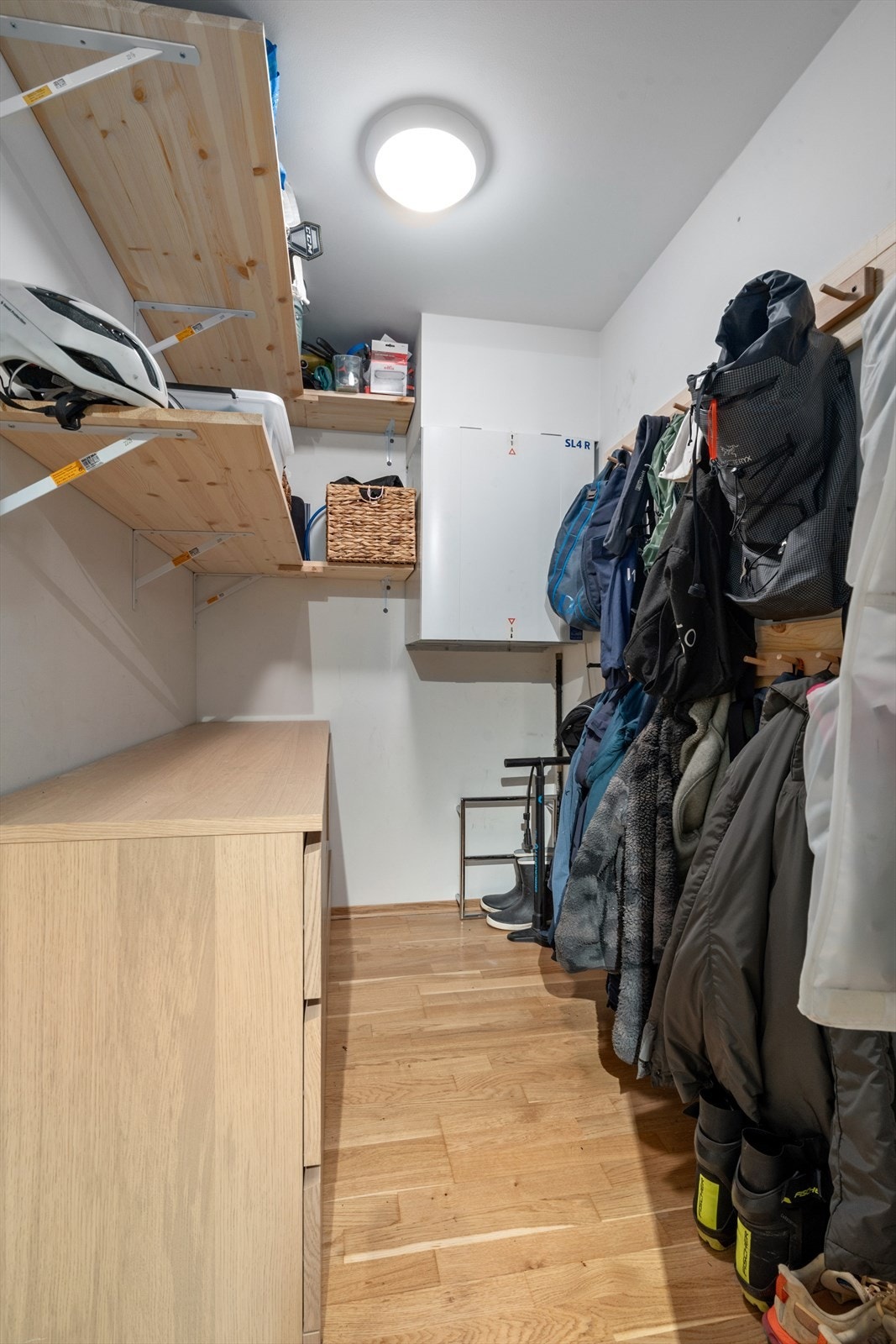 Ekstra oppbevaringsrom/garderobe - praktisk for sesongtøy og utstyr. Galleribilde