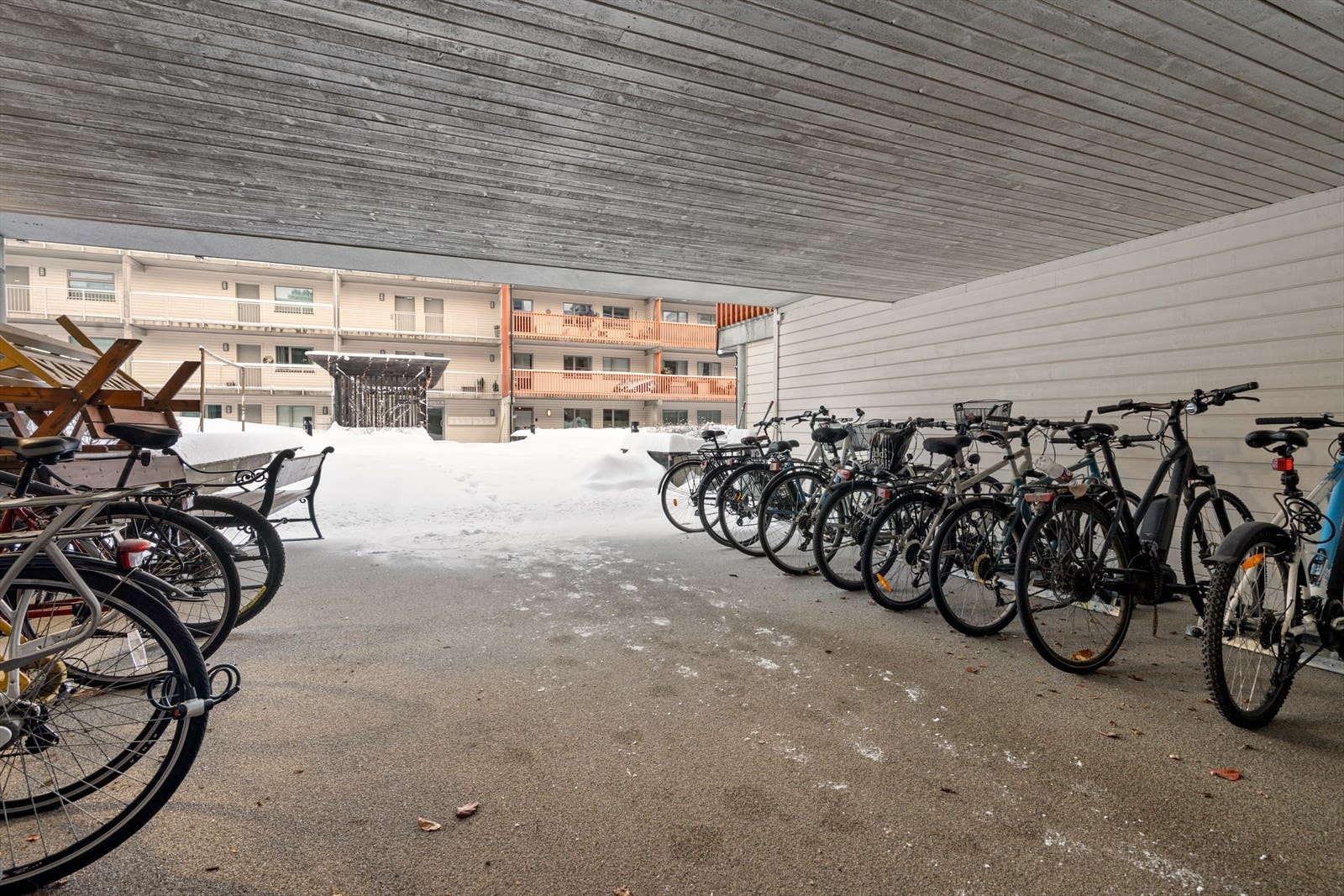 Felles sykkelparkering - enkelt å parkere sykkelen trygt og tørt. Galleribilde