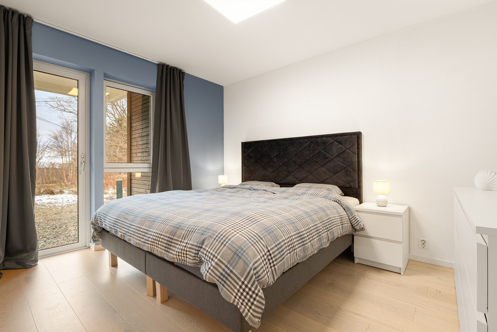 Stort og innbydende hovedsoverom med utgang til uteområde. Galleribilde