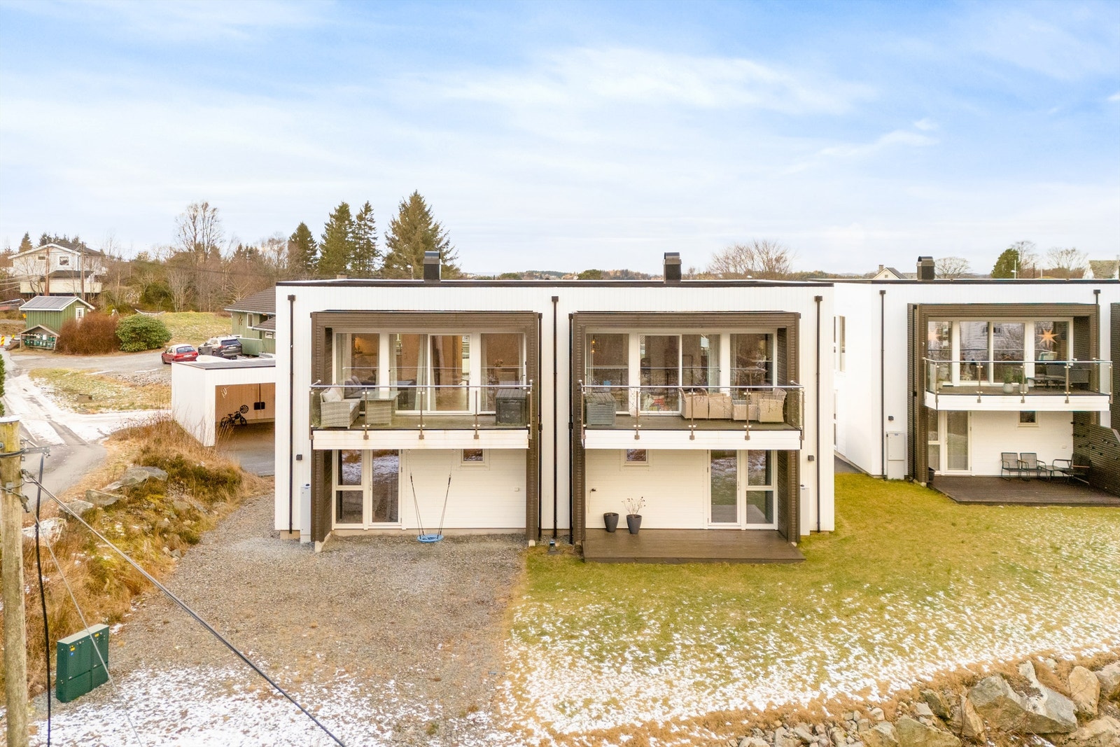 Boligen har god boltreplass bak boligen. Her har man mulighet for å sette sitt eget preg på utearealet. Galleribilde