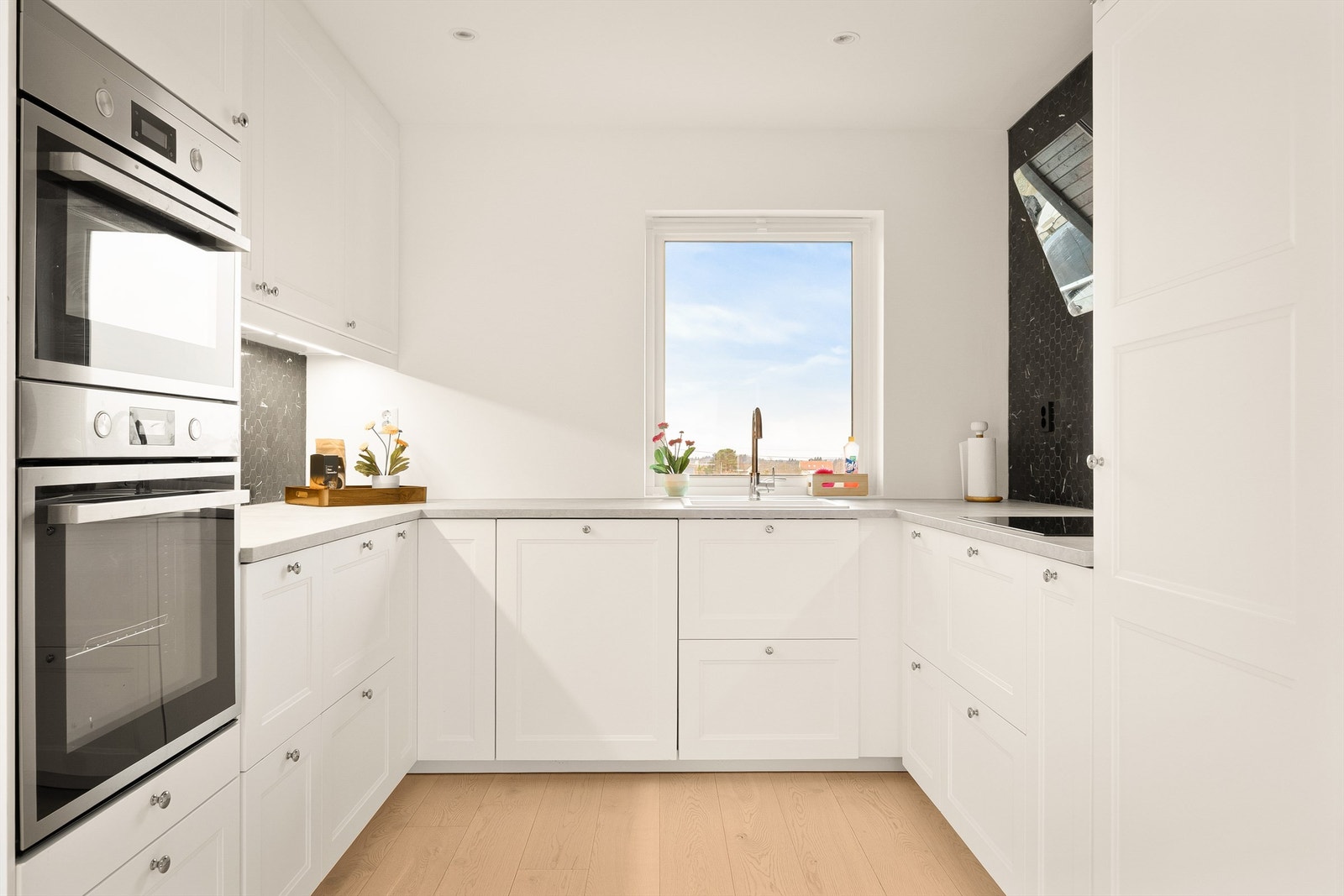 Pent og klassisk kjøkken levert av Ikea. Galleribilde