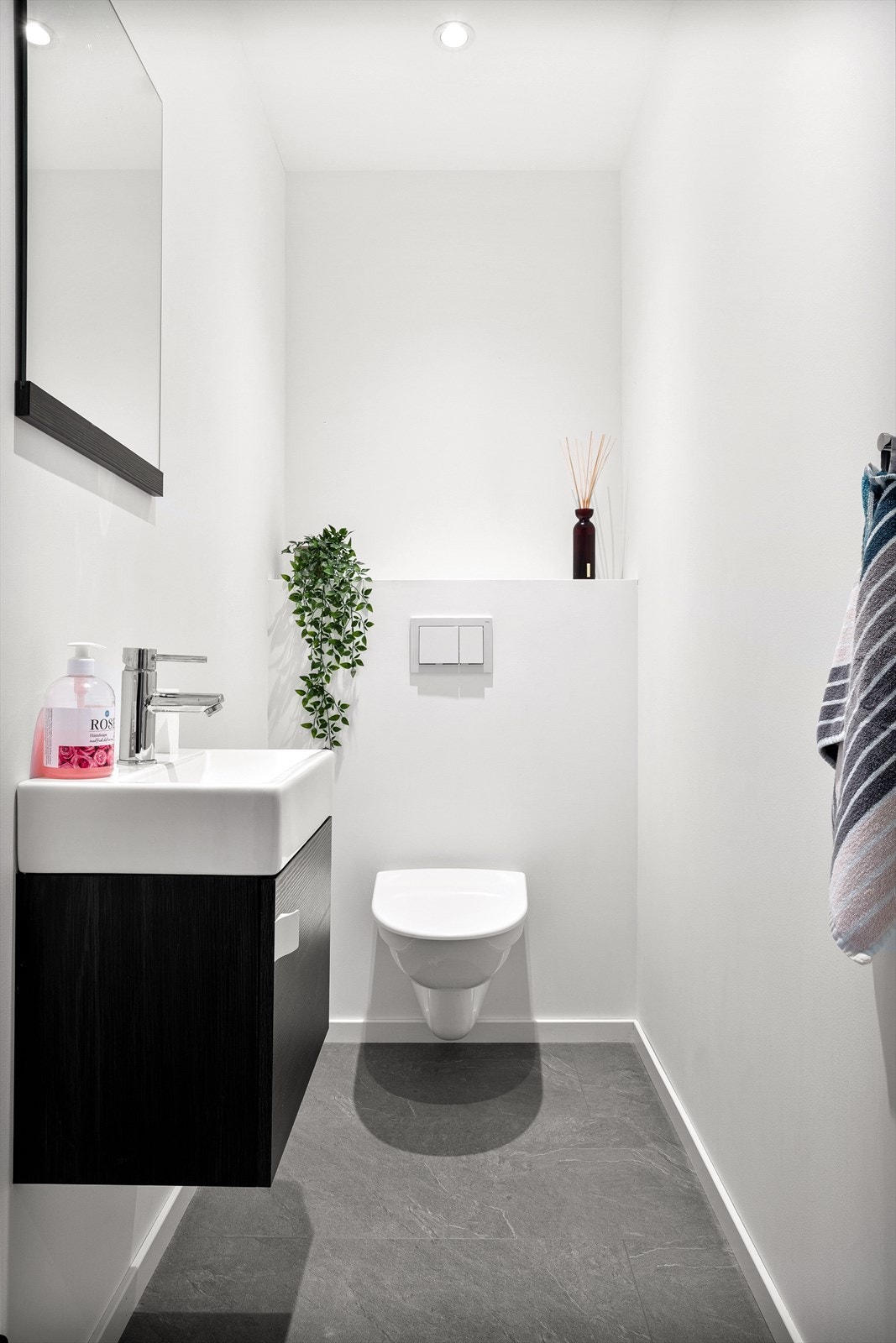 Pent og praktisk gjestetoalett i boligens 2. etasje. Galleribilde