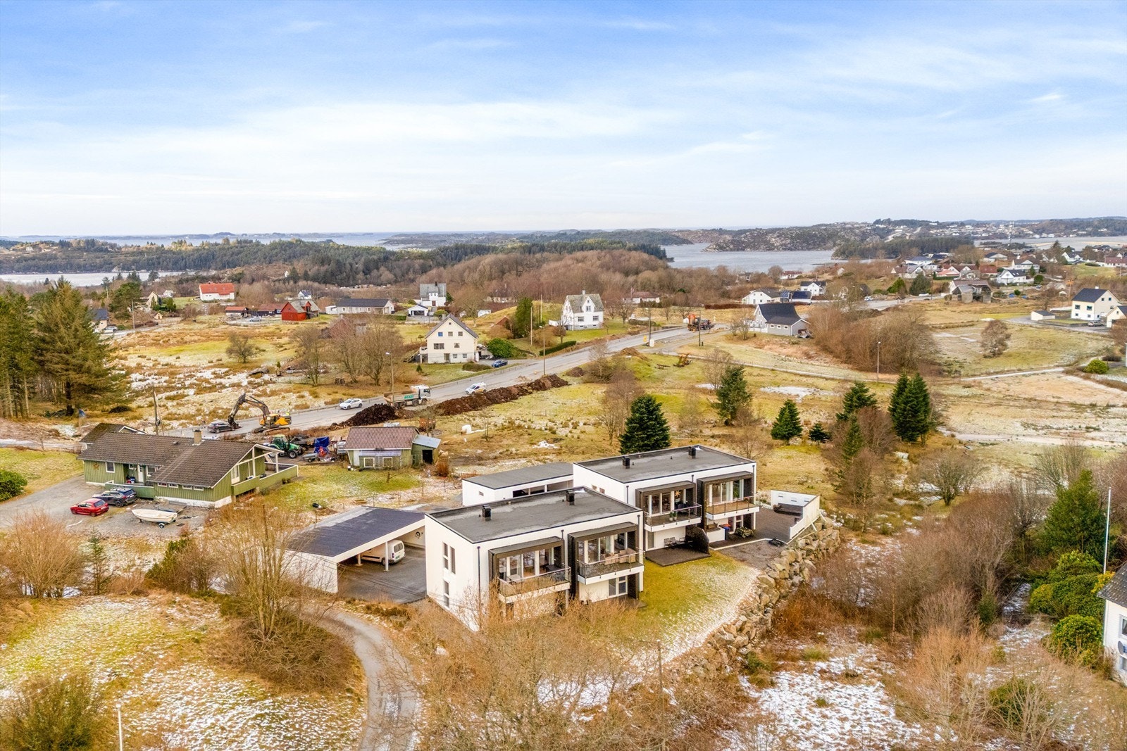 Sameiet består av 2 tomannsboliger og ligger utmerket til med nærhet til buss, butikk, fritidsaktiviteter, skoler og barnehager. Galleribilde