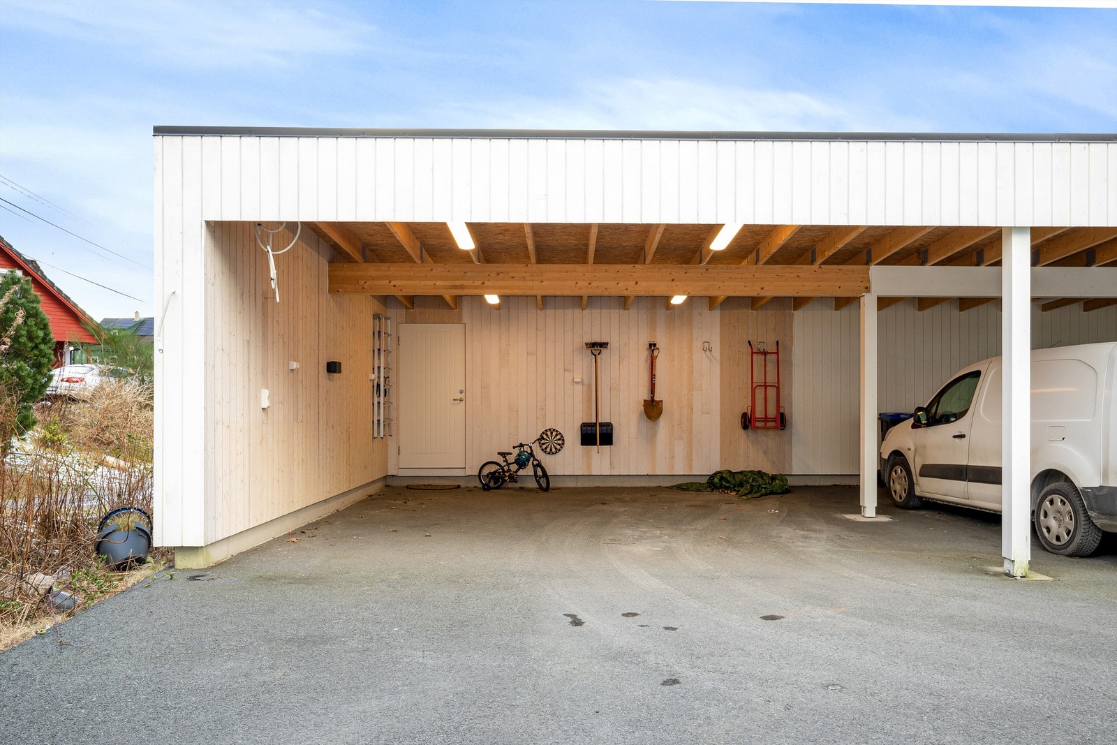 Carport med plass til 2 biler. Bod i bakkant på på ca. 10 kvm. Galleribilde