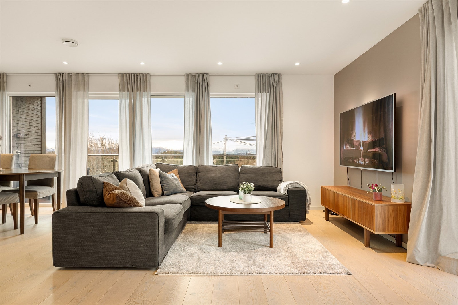 Store vindusflater som gir godt med lysinnslipp. Utgang til balkong fra stue. Galleribilde