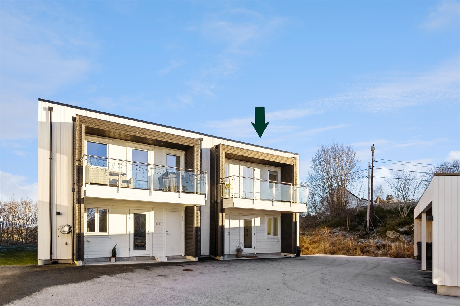 Flott arkitektonisk bygg oppført i 2020 med asfaltert innkjørsel. Medfølger også carport like utenfor med plass til to biler. Galleribilde