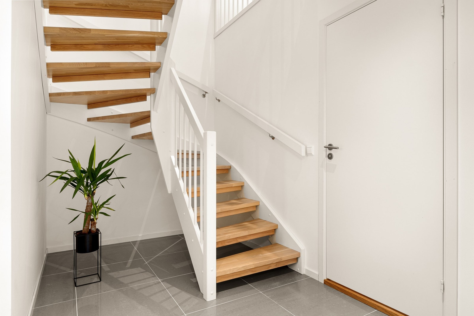 Bli med ned i boligens underetasje som inneholder 2 soverom, bad, vaskerom, bod og entré. Galleribilde