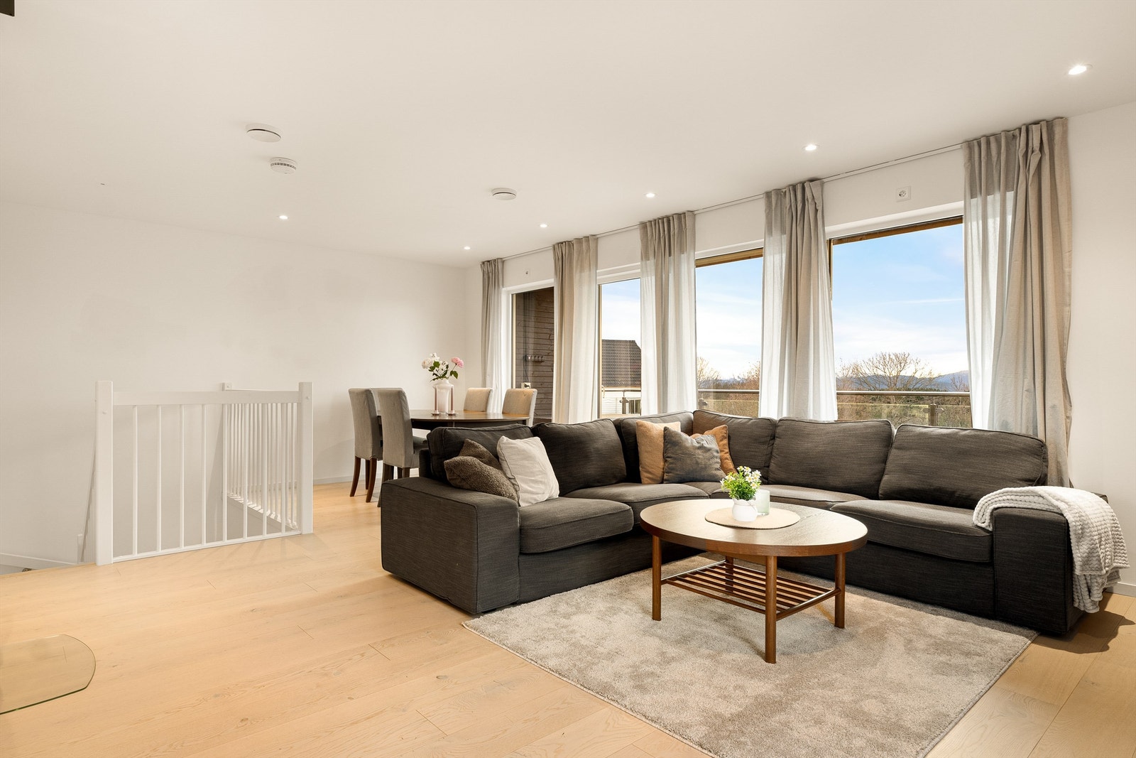 En innbydende bolig med gjennomgående moderne standard og gode løsninger. Spotter i tak samt gulvvarme i stue og kjøkken. Galleribilde