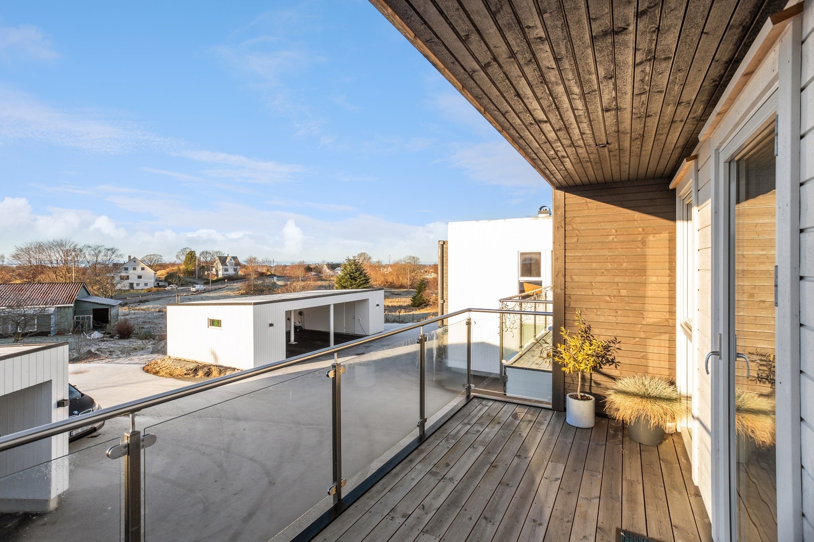 Med to balkonger kan solen nytes på baksiden (østsiden) av huset fra tidlig morgen til formiddag. Deretter går den rundt på forsiden (vestsiden) hvor man har solen til sent på kveld. Galleribilde