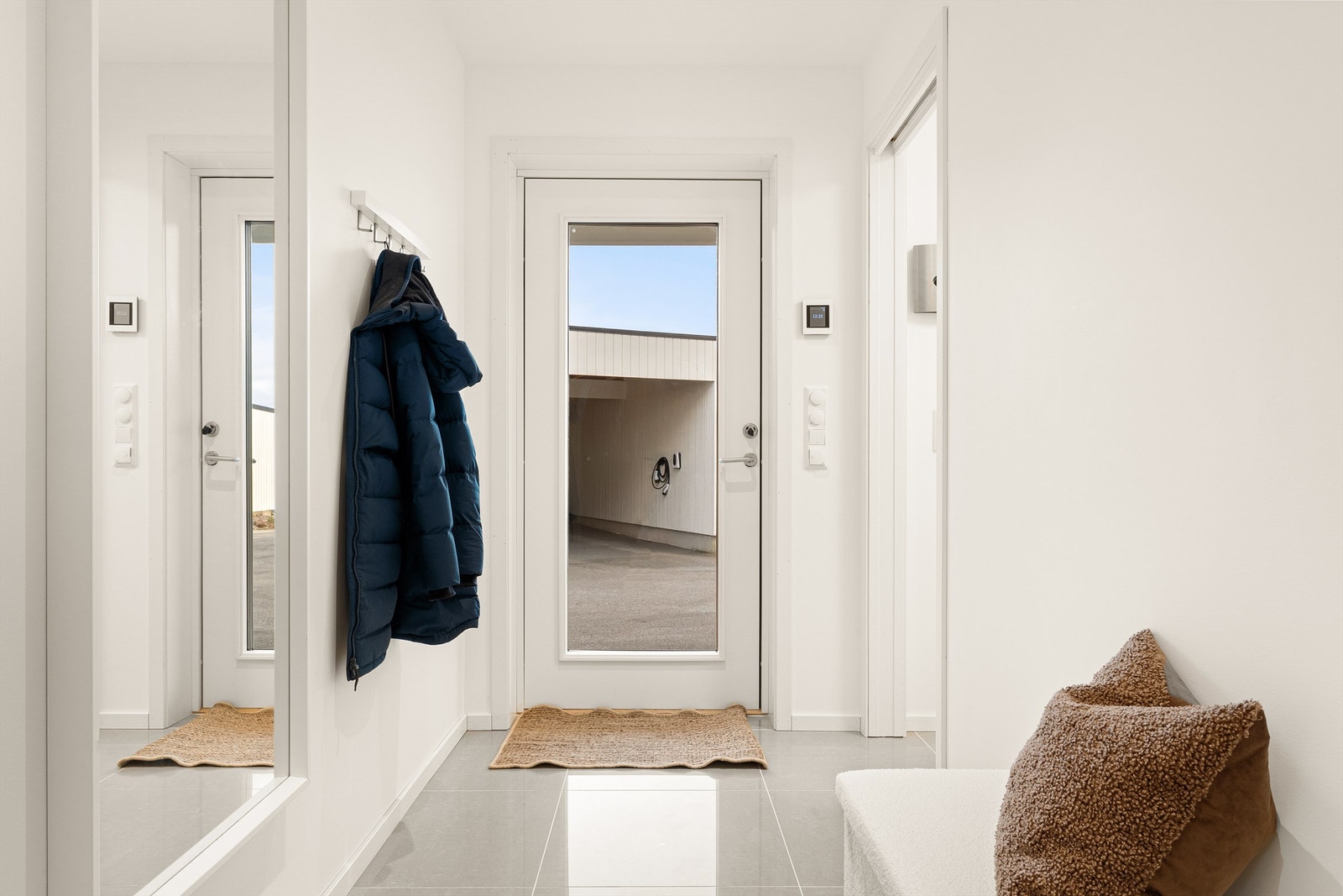 Inngang til bod like ved inngangspartiet med praktisk biinngang. Galleribilde