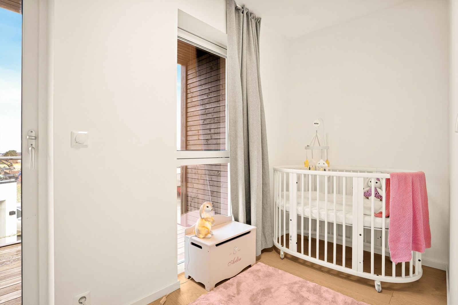 Boligen har totalt 3 soverom. Delikat og lyst soverom tilhørende overetasjen med utgang til balkong med morgensol. Galleribilde