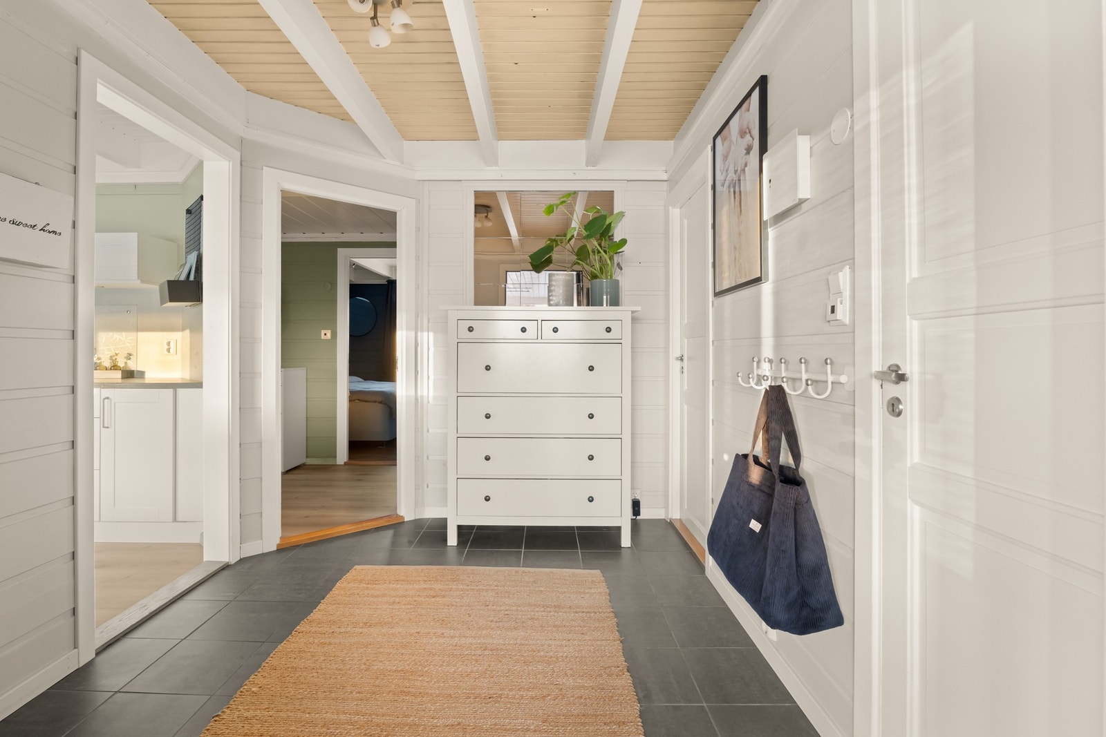 Lyse overflater og gulvvarme gir en god følelse fra første sekund! Galleribilde