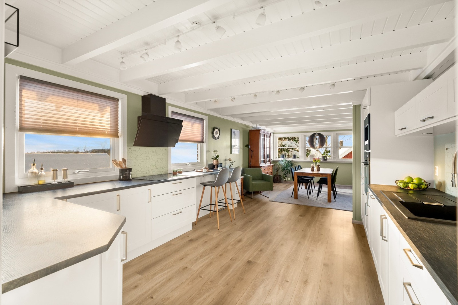 Pent kjøkken med profilerte fronter. Galleribilde