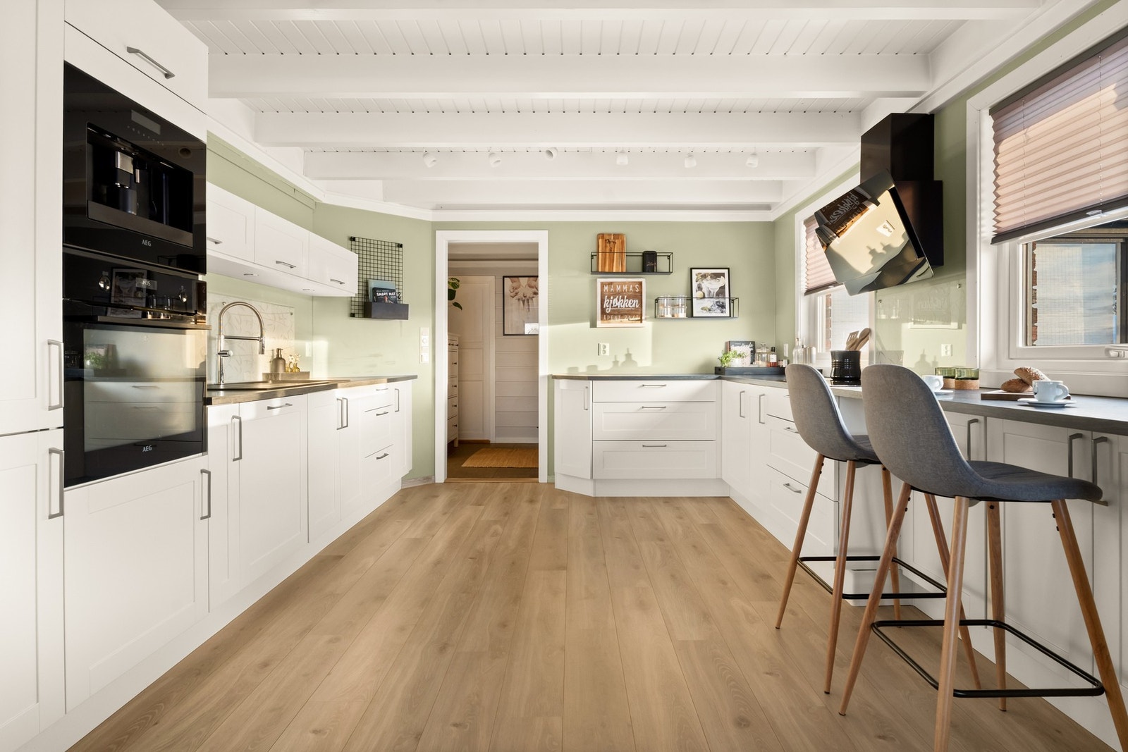 Integrert kaffemaskin, stekeovn, oppvaskmaskin, platetopp, kjøleskap og fryser. Galleribilde