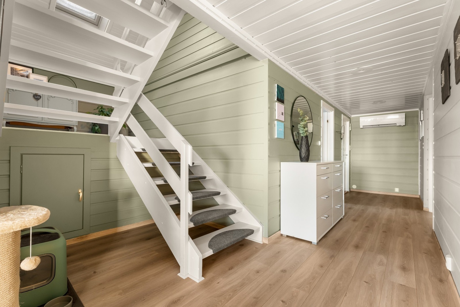 Pent og moderne laminatgulv i stue/kjøkken/gang og luft til luft varmepumpe fra 2013. Galleribilde