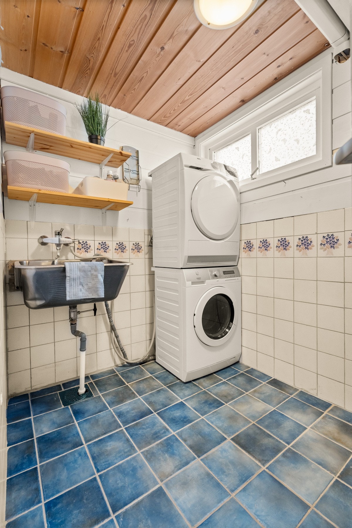 Praktisk vaskerom med opplegg og plass til vaskemaskin og tørketrommel. Galleribilde
