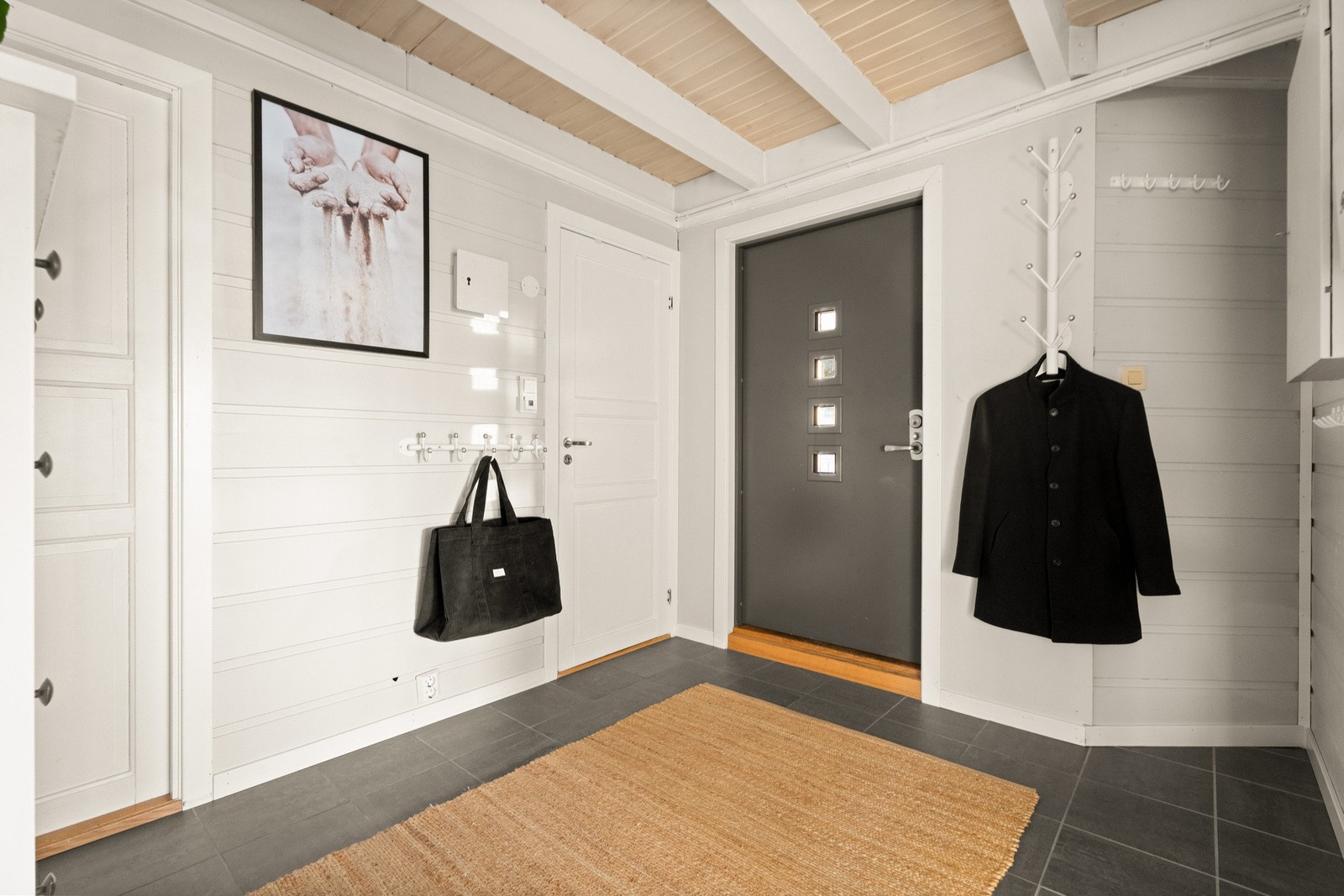 Entré med veggoppgeng og plass til garderobeløsning. Galleribilde