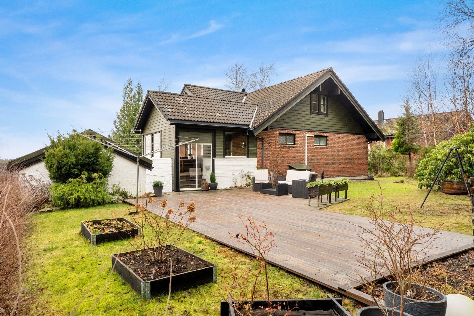 Uteområdet inneholder varierende beplantning, plenareal og markterrasse. Galleribilde