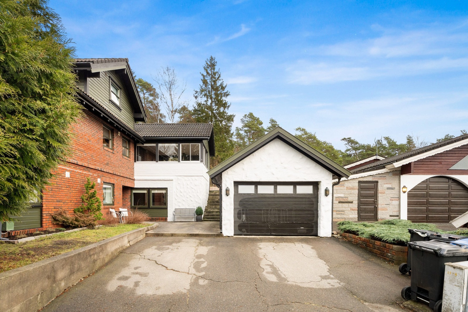 Asfaltert gårdsplass med garasje gir plass til flere biler. Galleribilde