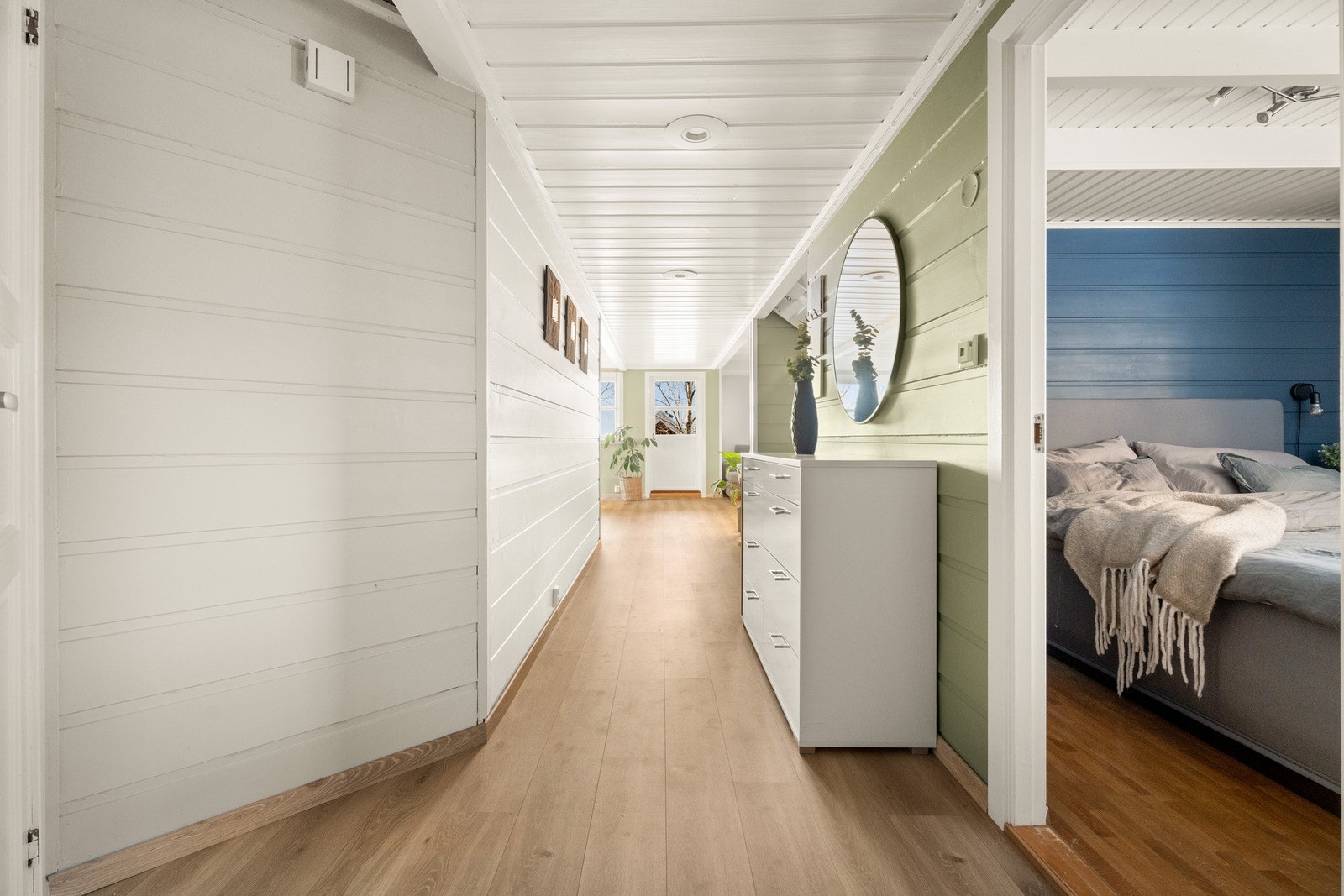 Lys og romslig gang med tilknytning til alle rom i hovedetasjen. Galleribilde