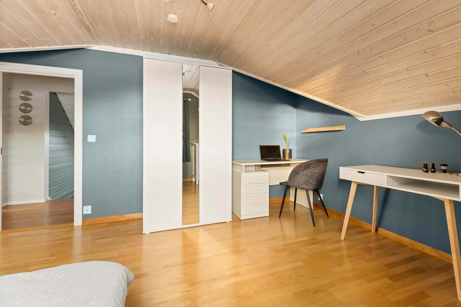 I 2. etasje er det 2 innredede rom som brukes til soverom. Galleribilde